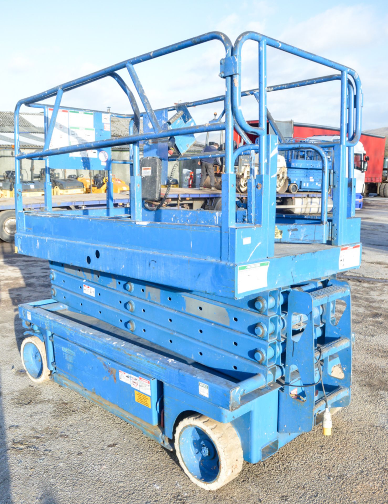 Genie Lift GS2646 26 ft battery election scissor lift access platform Year: 1998 S/N: 3824 - Image 4 of 5