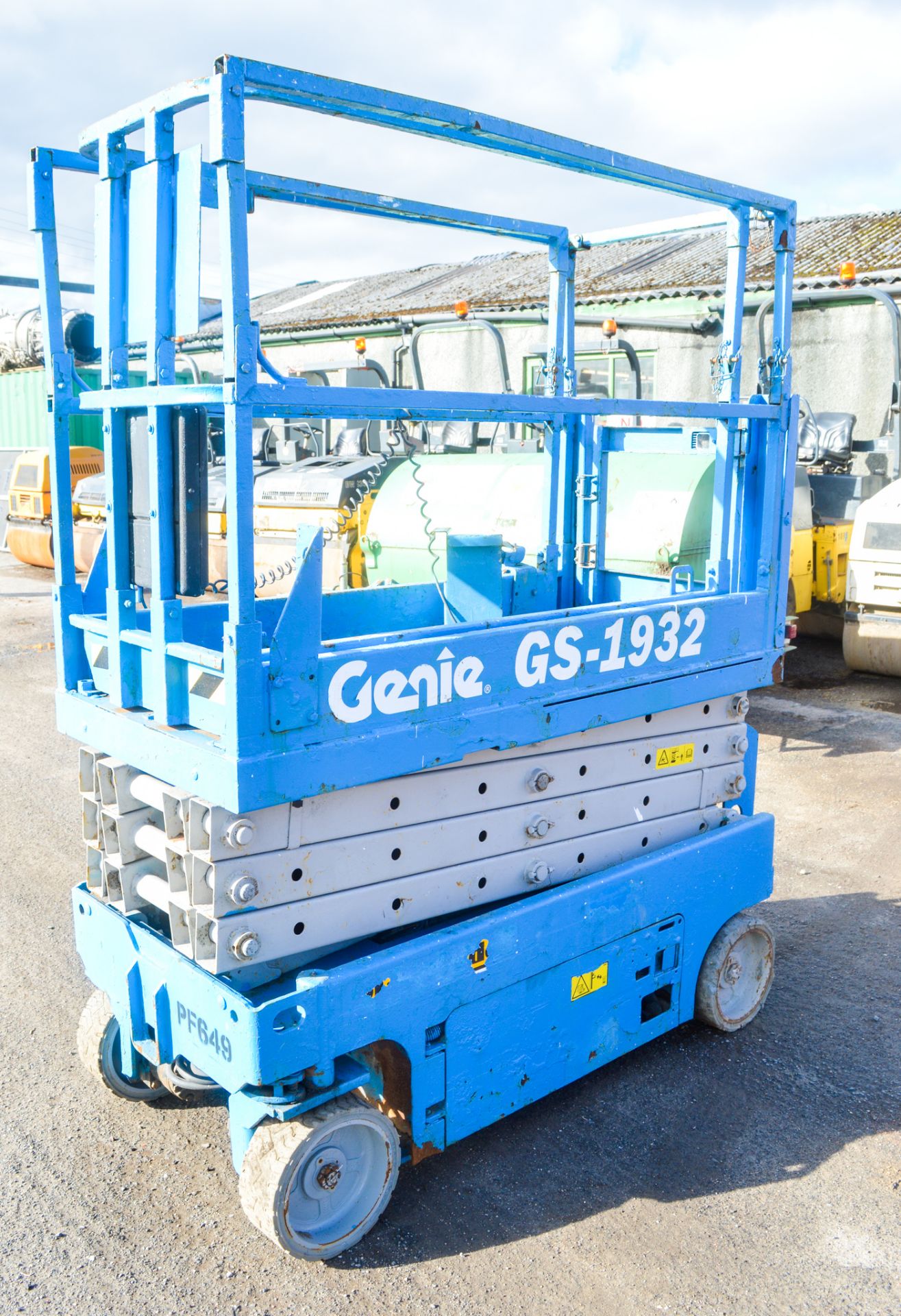 Genie GS 1932 32 ft battery electric scissor lift access platform Year: 2007 S/N: C-185 Recorded - Image 4 of 5