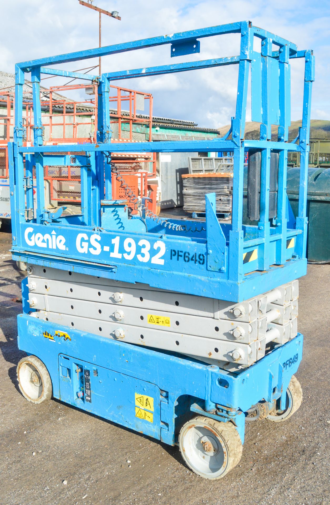 Genie GS 1932 32 ft battery electric scissor lift access platform Year: 2007 S/N: C-185 Recorded - Image 3 of 5