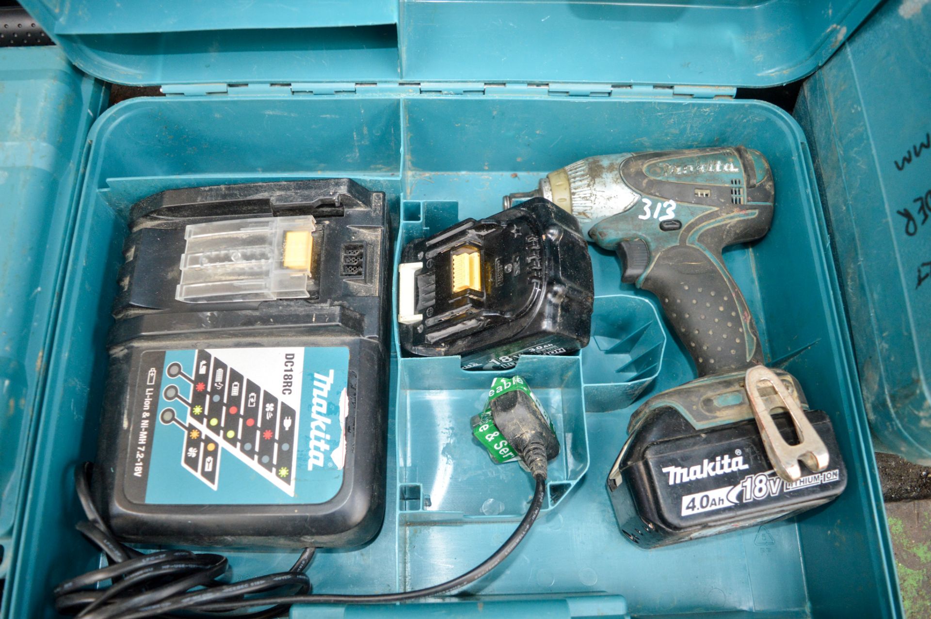 Makita 18v cordless 1/2 inch impact gun c/w 2 batteries, charger & carry case A665930