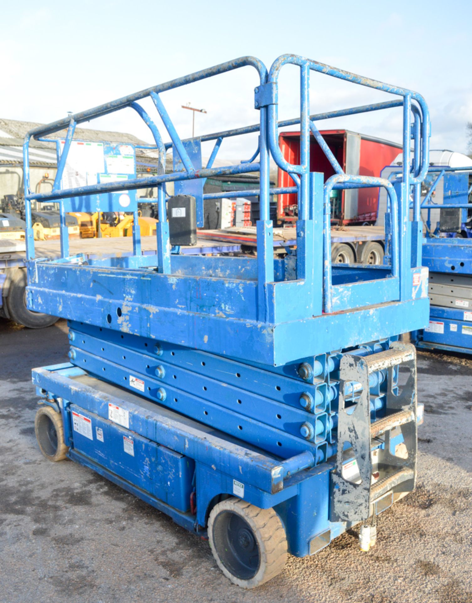 Genie Lift GS2646 26 ft battery election scissor lift access platform Year: 1998 S/N: 3659 - Image 3 of 5