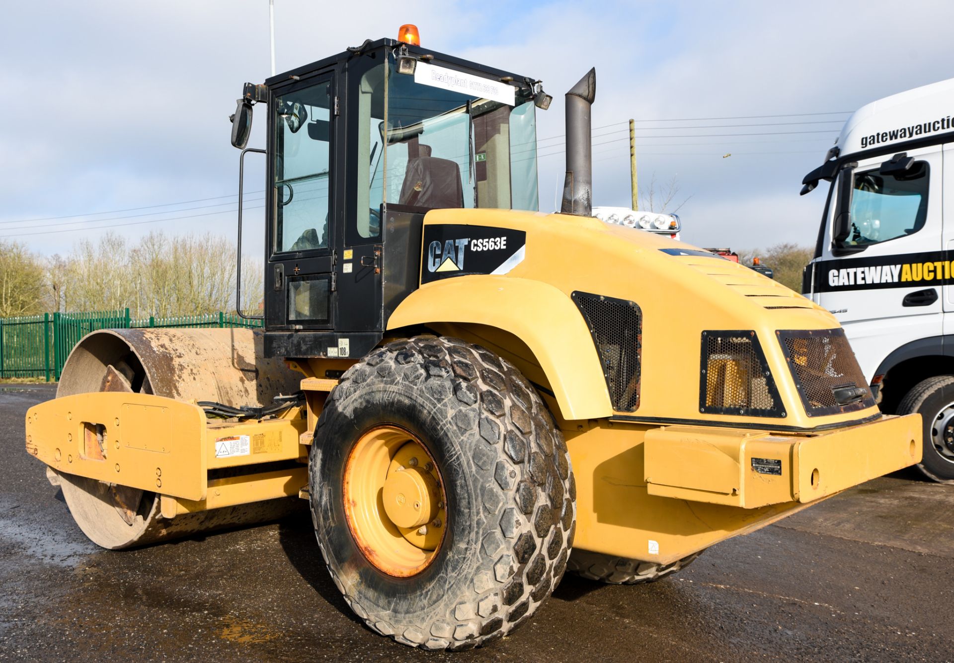 Caterpillar CS563E smooth drum vibratory roller Year: 2007 S/N: A01654 Recorded Hours: 2956 - Image 2 of 9