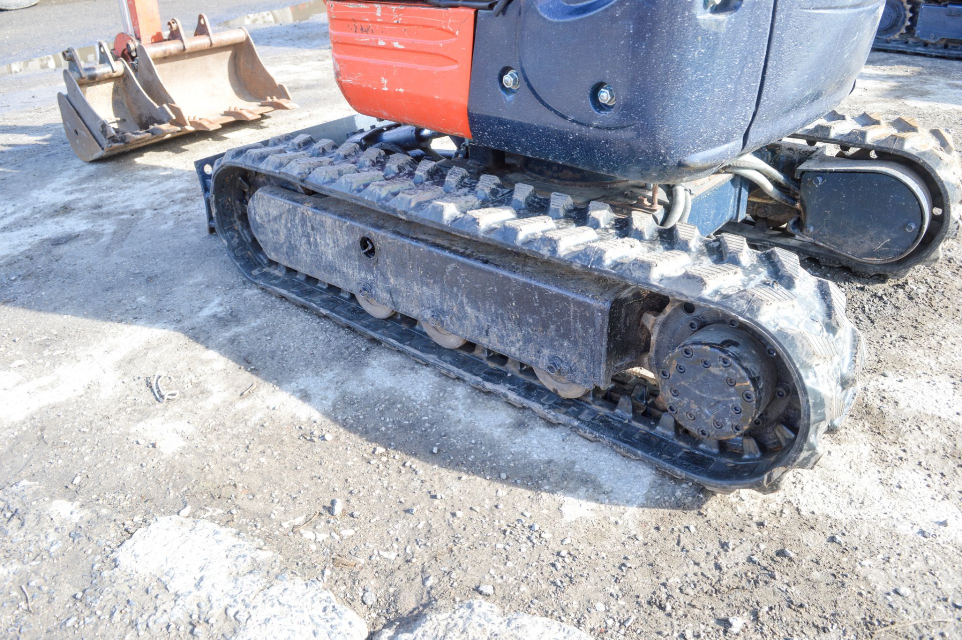 Kubota U10-3 0.8 tonne rubber tracked micro excavator Year: 2015 S/N: 25023 Recorded Hours: 1030 - Image 8 of 11