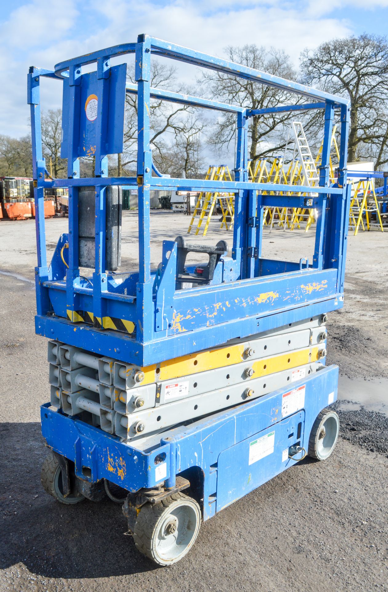 Genie GS 1932 32 ft battery electric scissor lift access platform Year: 2004 S/N: 67808 Recorded