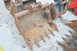 3 foot digging bucket to suit 5 tonne machine  ** No VAT on hammer price but VAT will be charged