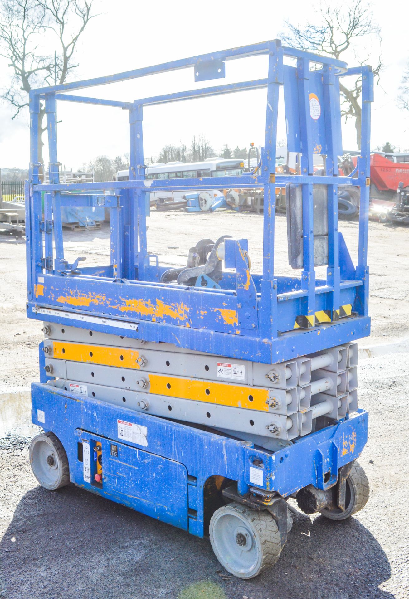 Genie GS 1932 32 ft battery electric scissor lift access platform Year: 2004 S/N: 67808 Recorded - Image 4 of 5
