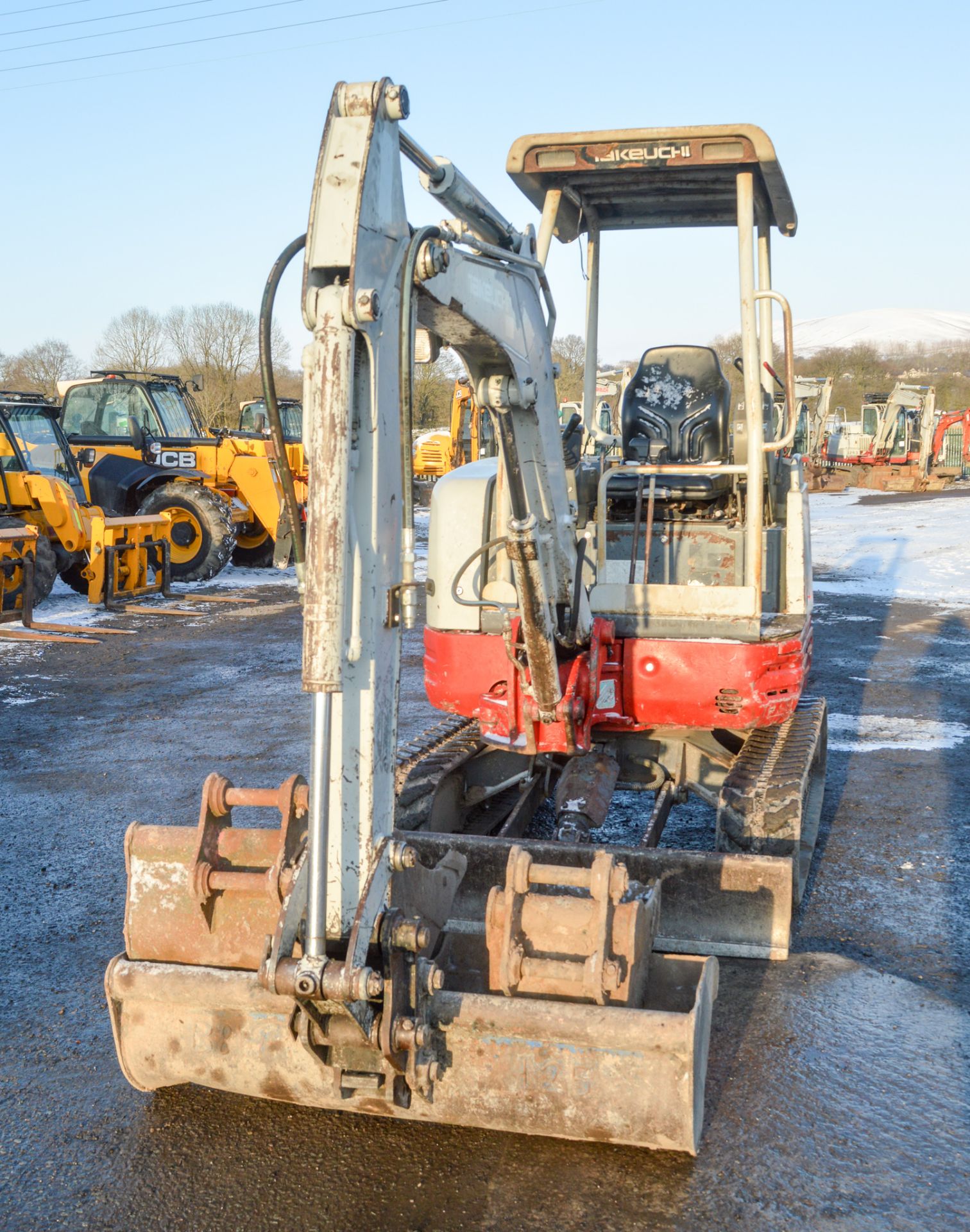 Takeuchi TB23R 2.3 tonne rubber tracked mini excavator Year: 2007 S/N: 12300872 Recorded hours: - Image 5 of 11