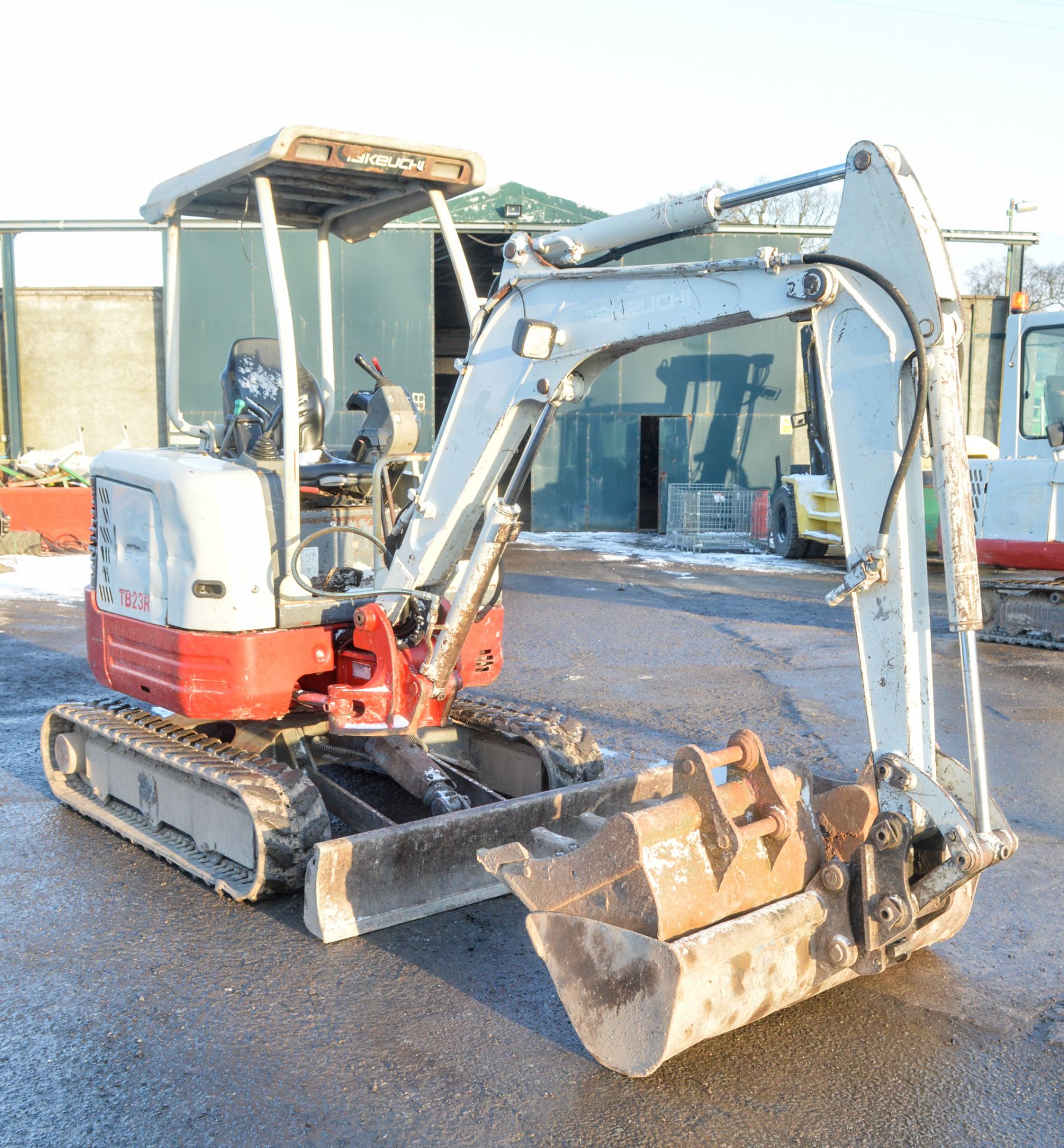 Takeuchi TB23R 2.3 tonne rubber tracked mini excavator Year: 2007 S/N: 12300872 Recorded hours: - Image 4 of 11