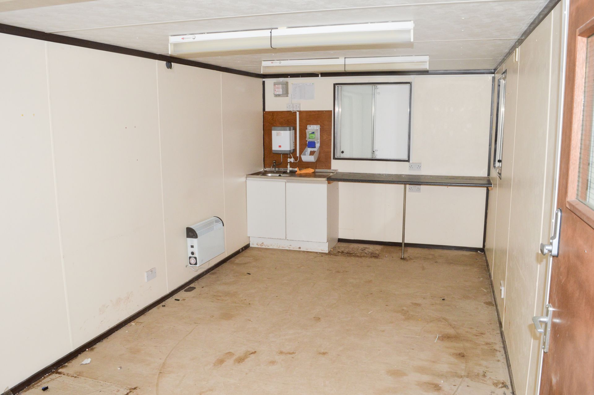 32 ft x 9 ft steel anti vandal office site unit c/w keys A433861 - Image 5 of 6