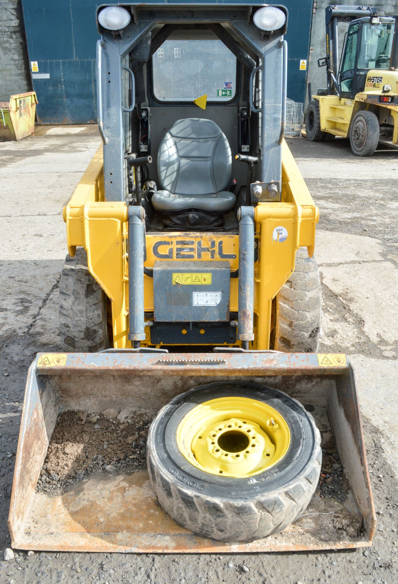 Gehl 3840 E Series skid steer loader Year: 2016 S/N: E005501 Recorded Hours: 436 c/w bucket - Image 5 of 10