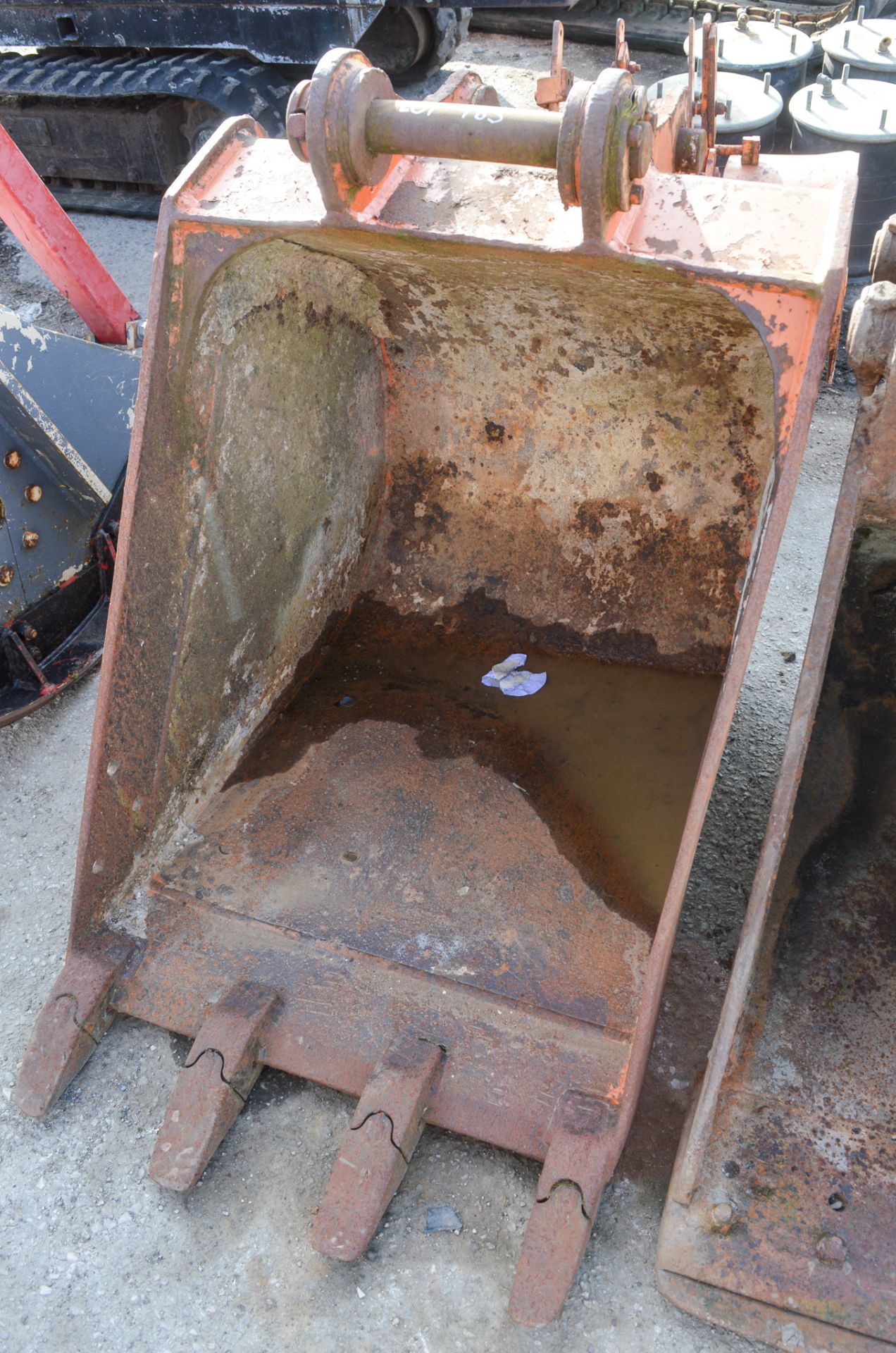 2 ft digger bucket