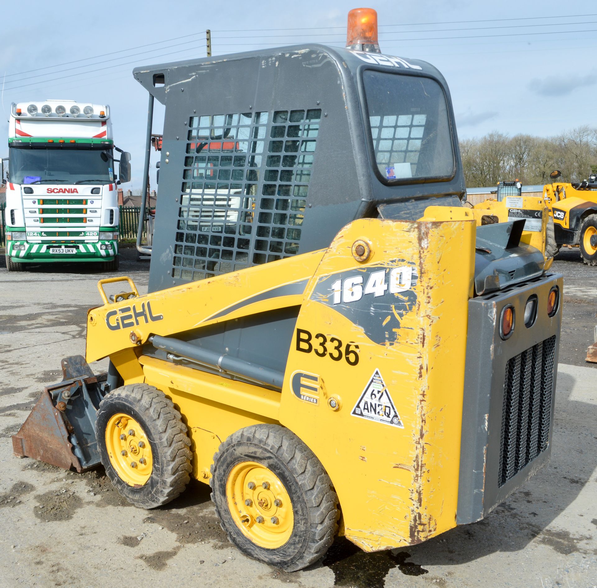 Gehl 1640 E Series skid steer loader Year: 2015 S/N: 12217 Recorded Hours: 524 c/w bucket B336 - Image 2 of 10