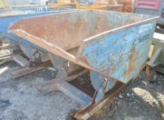 Fork lift tipping skip A601112