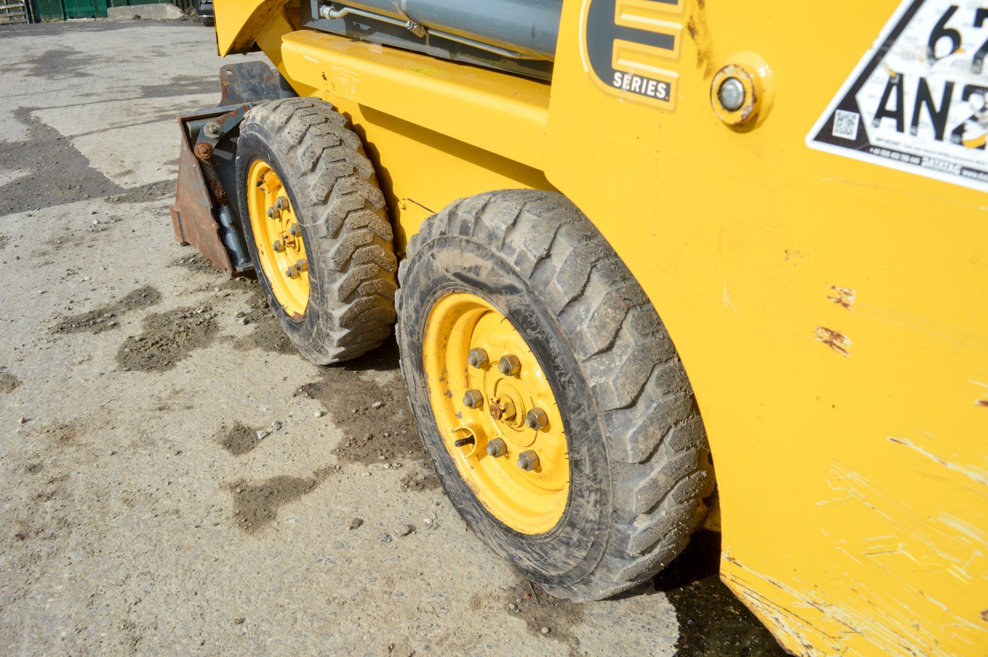 Gehl 1640 E Series skid steer loader Year: 2015 S/N: 12217 Recorded Hours: 524 c/w bucket B336 - Image 7 of 10