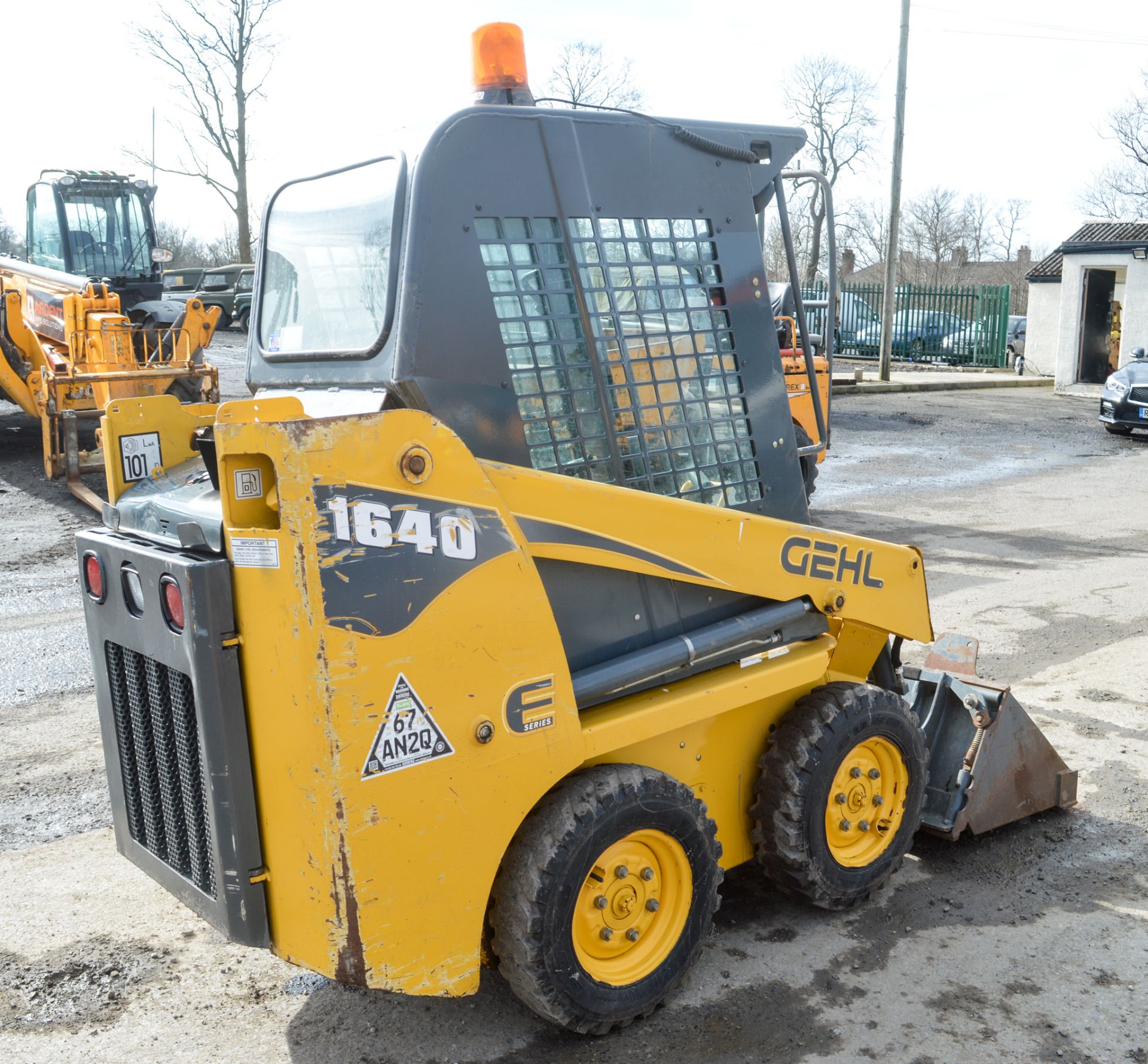 Gehl 1640 E Series skid steer loader Year: 2015 S/N: 12217 Recorded Hours: 524 c/w bucket B336 - Image 3 of 10