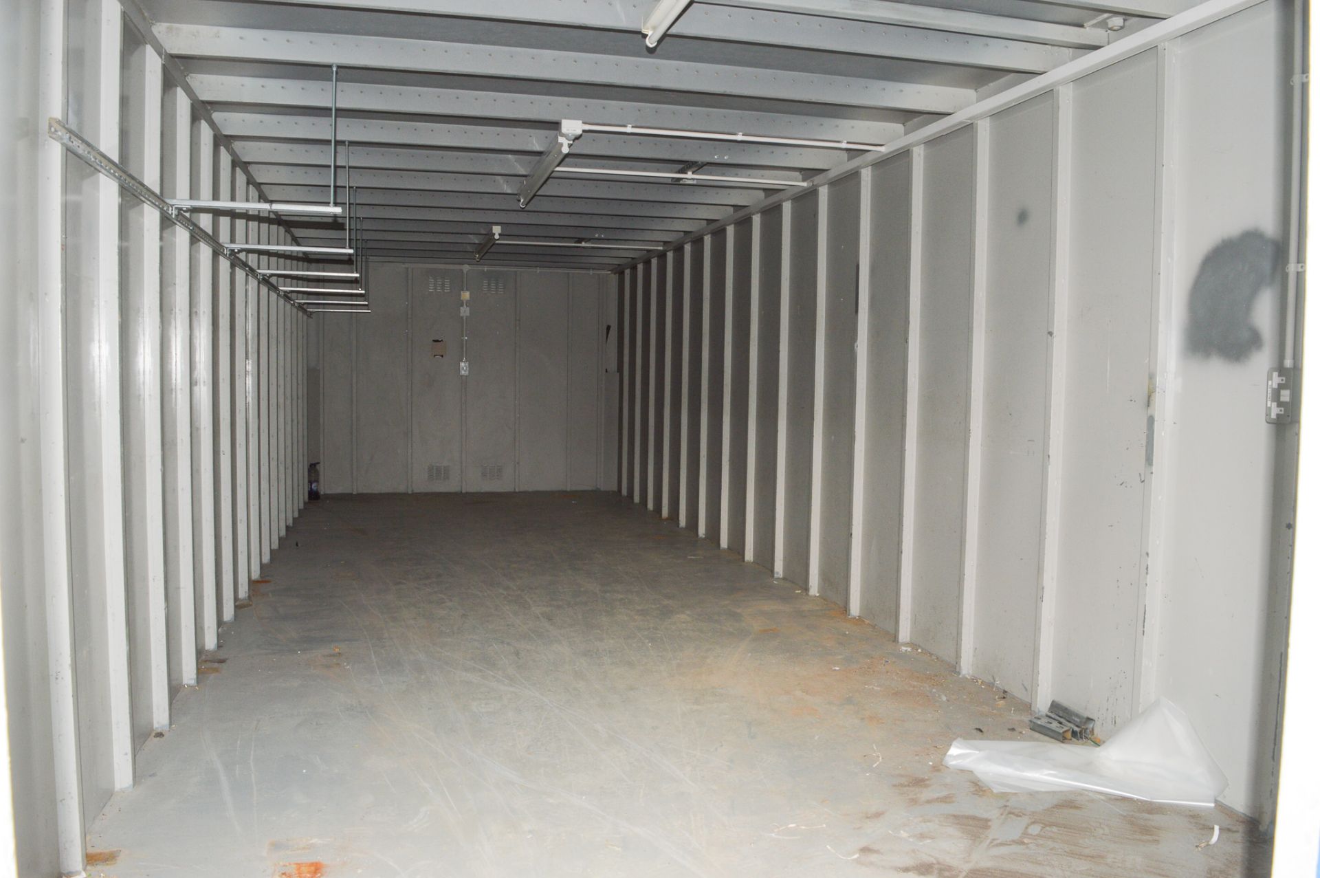 32 ft x 9 ft jack leg steel store site unit c/w keys NG3117106 - Image 4 of 4