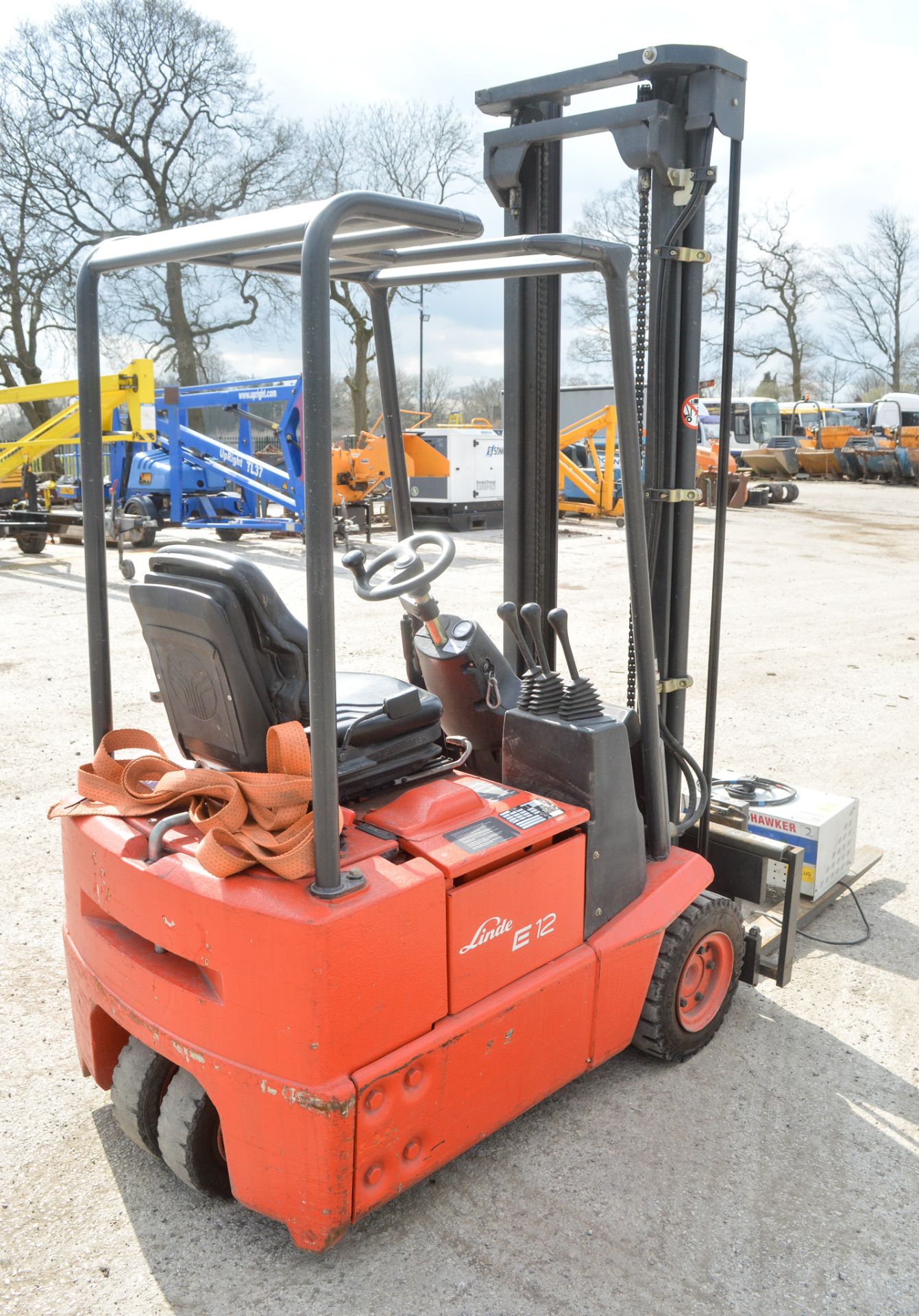 Linde E12 battery electric fork lift truck Year: 2005 S/N: 01091 c/w charger - Image 3 of 7