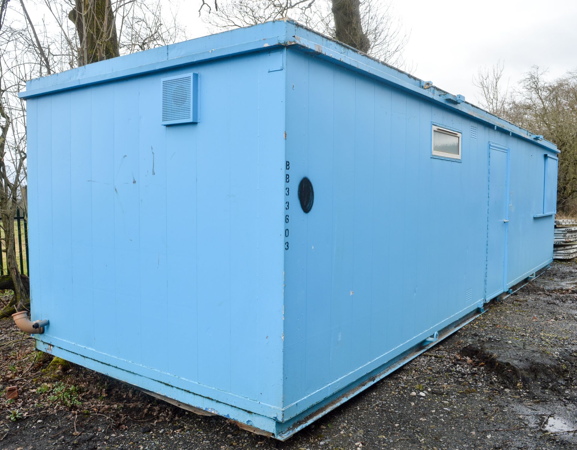 32 ft x 9 ft steel anti vandal toilet & office site unit comprising of office room, single - Image 4 of 8