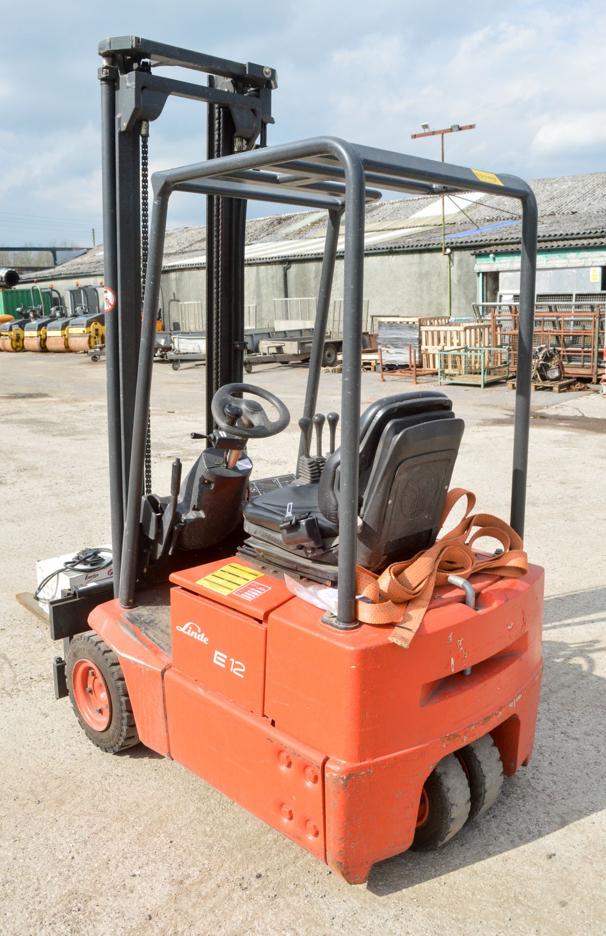 Linde E12 battery electric fork lift truck Year: 2005 S/N: 01091 c/w charger - Image 2 of 7