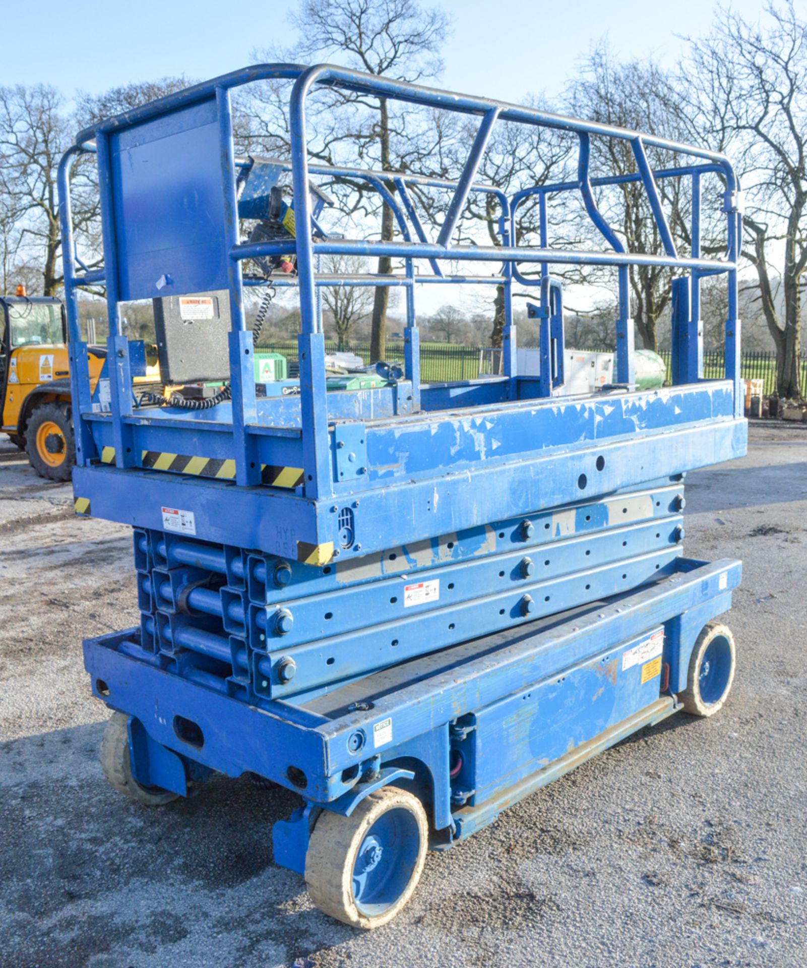 Genie Lift GS2646 26 ft battery election scissor lift access platform Year: 1998 S/N: 3824 - Image 3 of 5