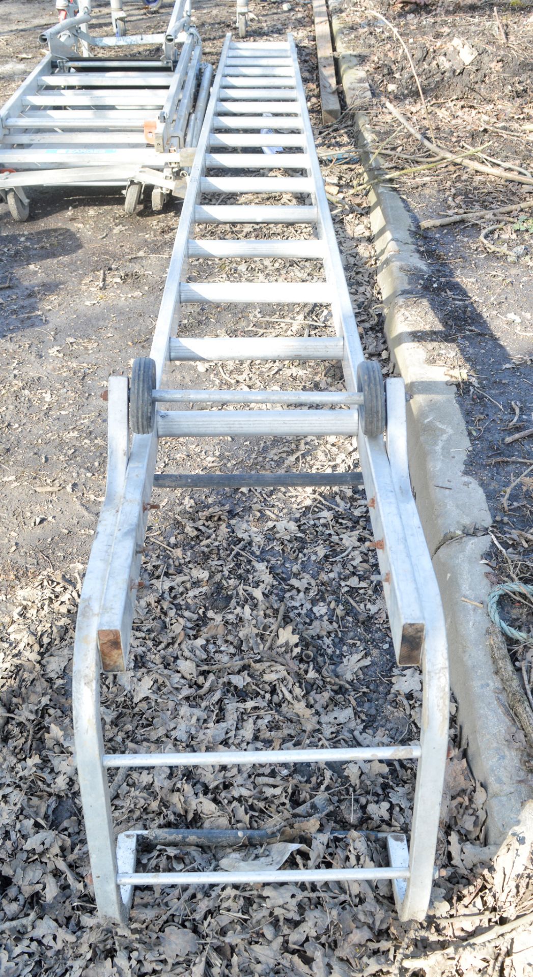 Aluminium 4.25 metre roofing ladder A444180