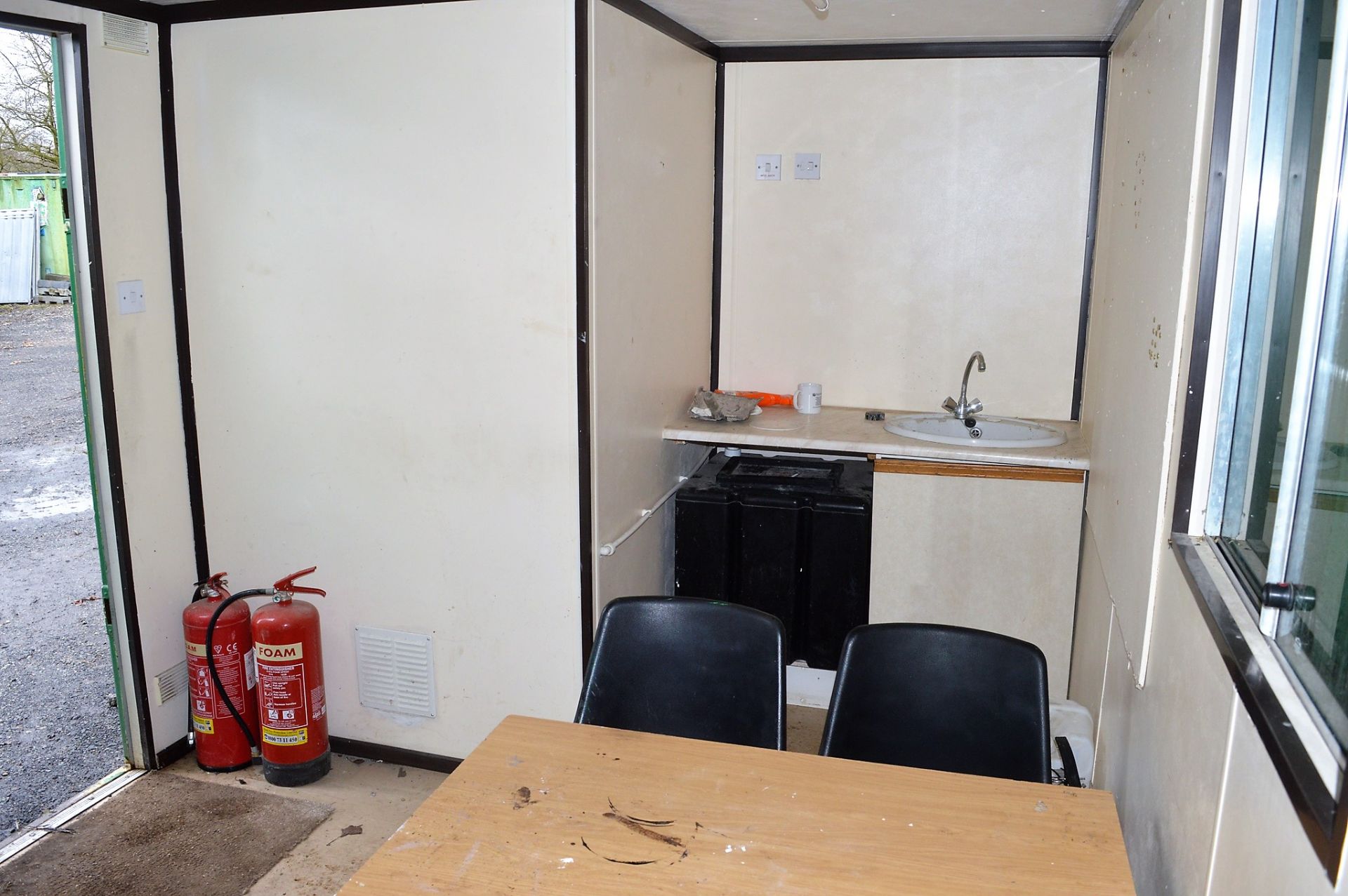 21 ft x 9 ft steel anti vandal welfare site unit comprising of: canteen area, toilet, drying - Image 7 of 10