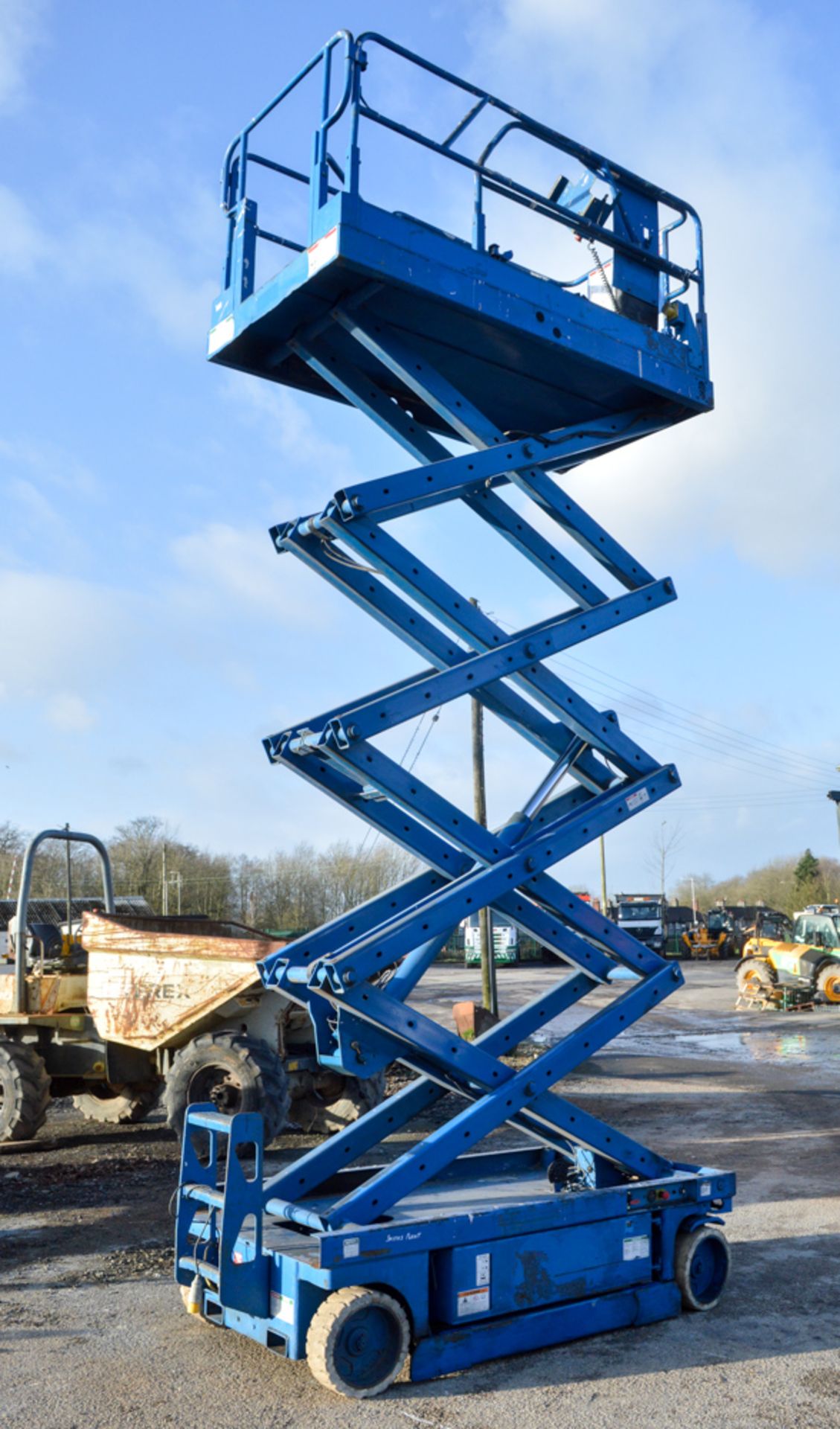 Genie Lift GS2646 26 ft battery election scissor lift access platform Year: 1998 S/N: 3824 - Image 5 of 5