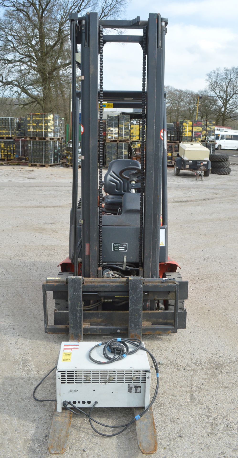 Linde E12 battery electric fork lift truck Year: 2005 S/N: 01091 c/w charger - Image 5 of 7