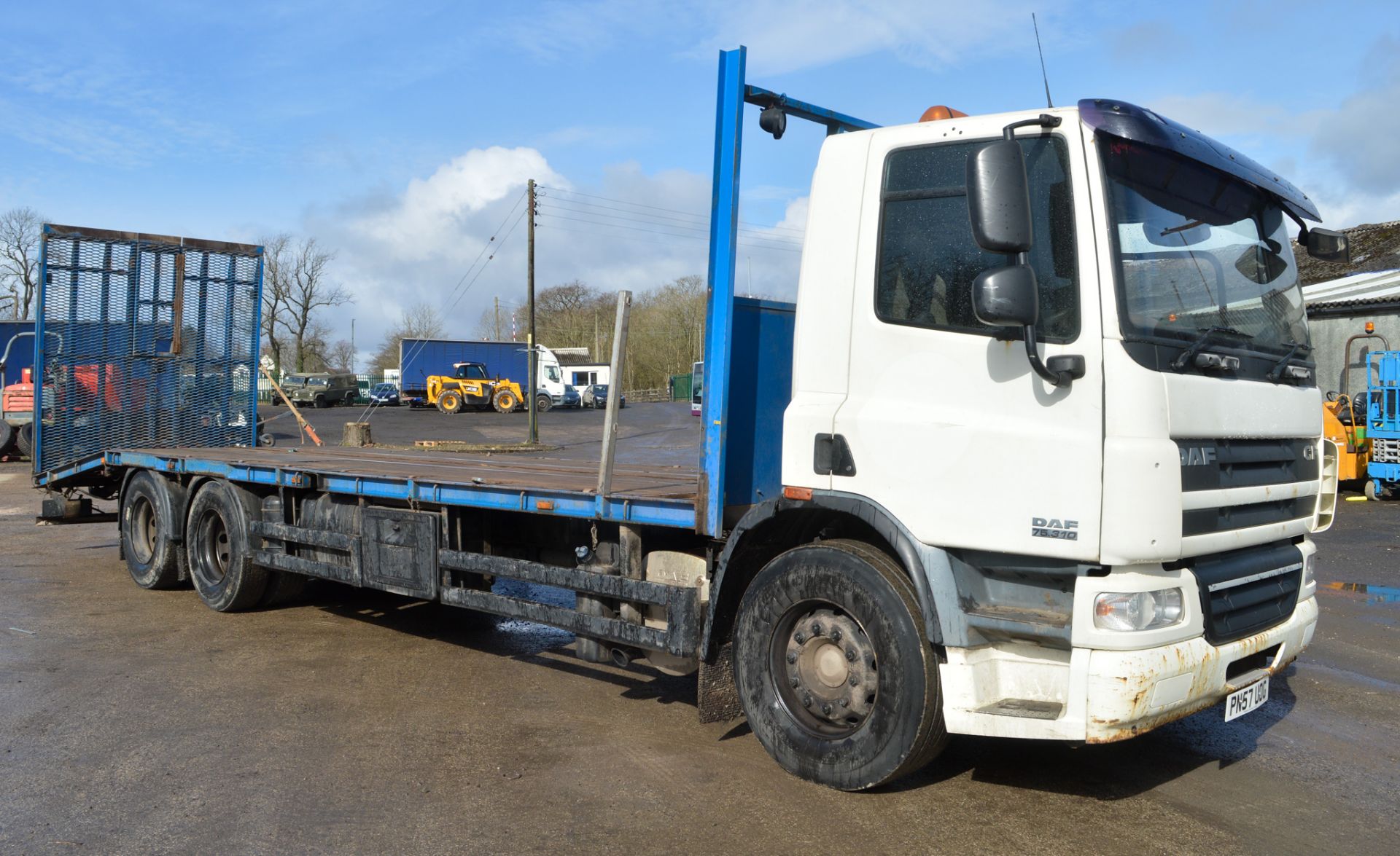 DAF 75 310 26 tonne 28ft bed beaver tail lorry Registration number: PN57 UOG Date of - Image 4 of 10