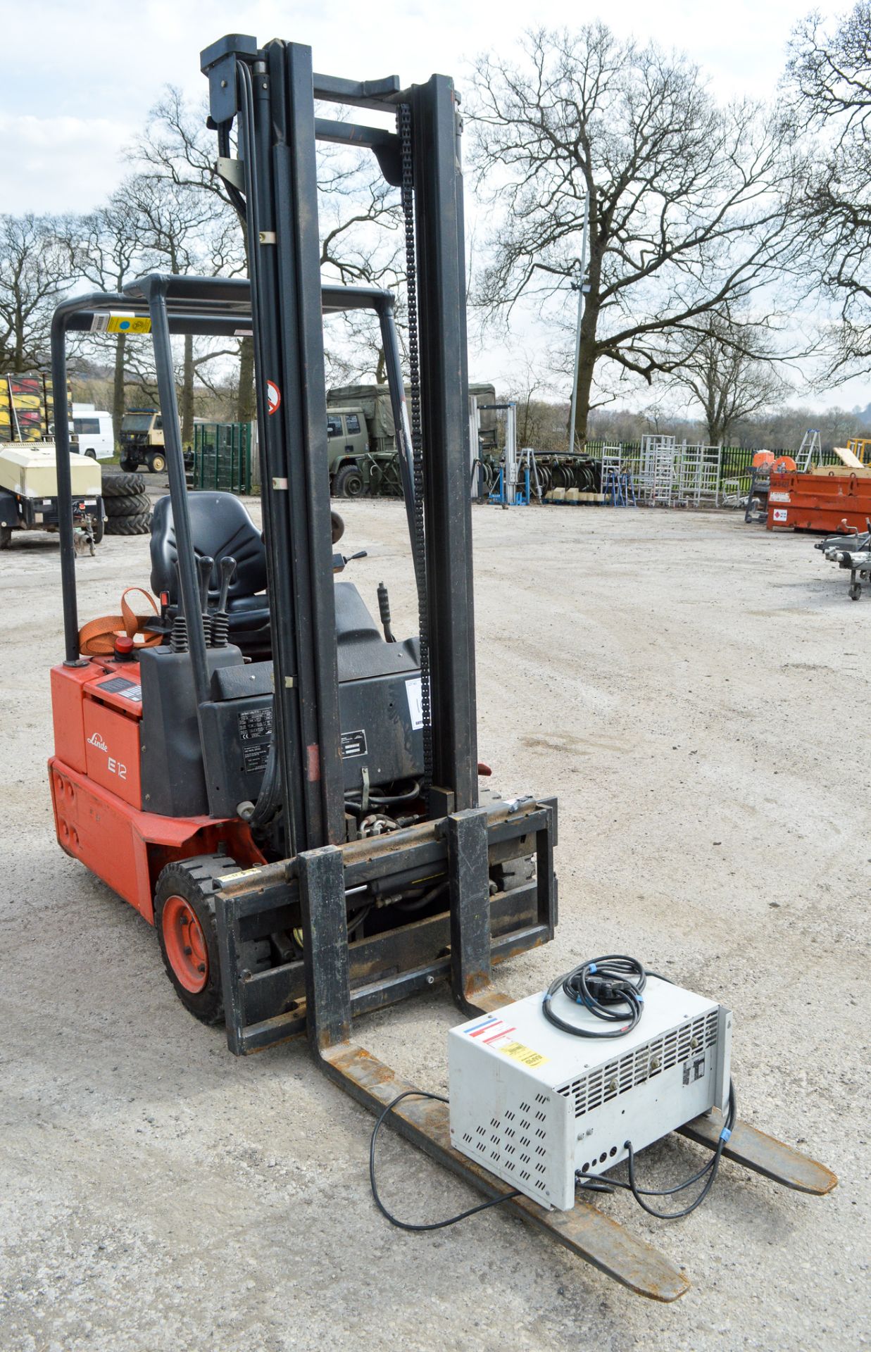 Linde E12 battery electric fork lift truck Year: 2005 S/N: 01091 c/w charger - Image 4 of 7