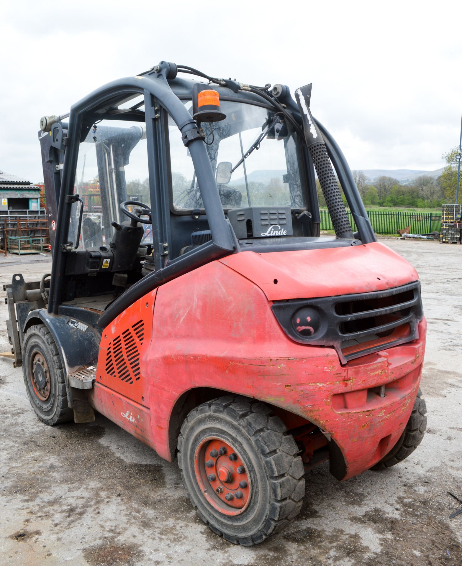 Linde H45D diesel driven fork lift truck Year: 2007 S/N: H2X394U03152 **Sold as non runner suspected - Image 3 of 9