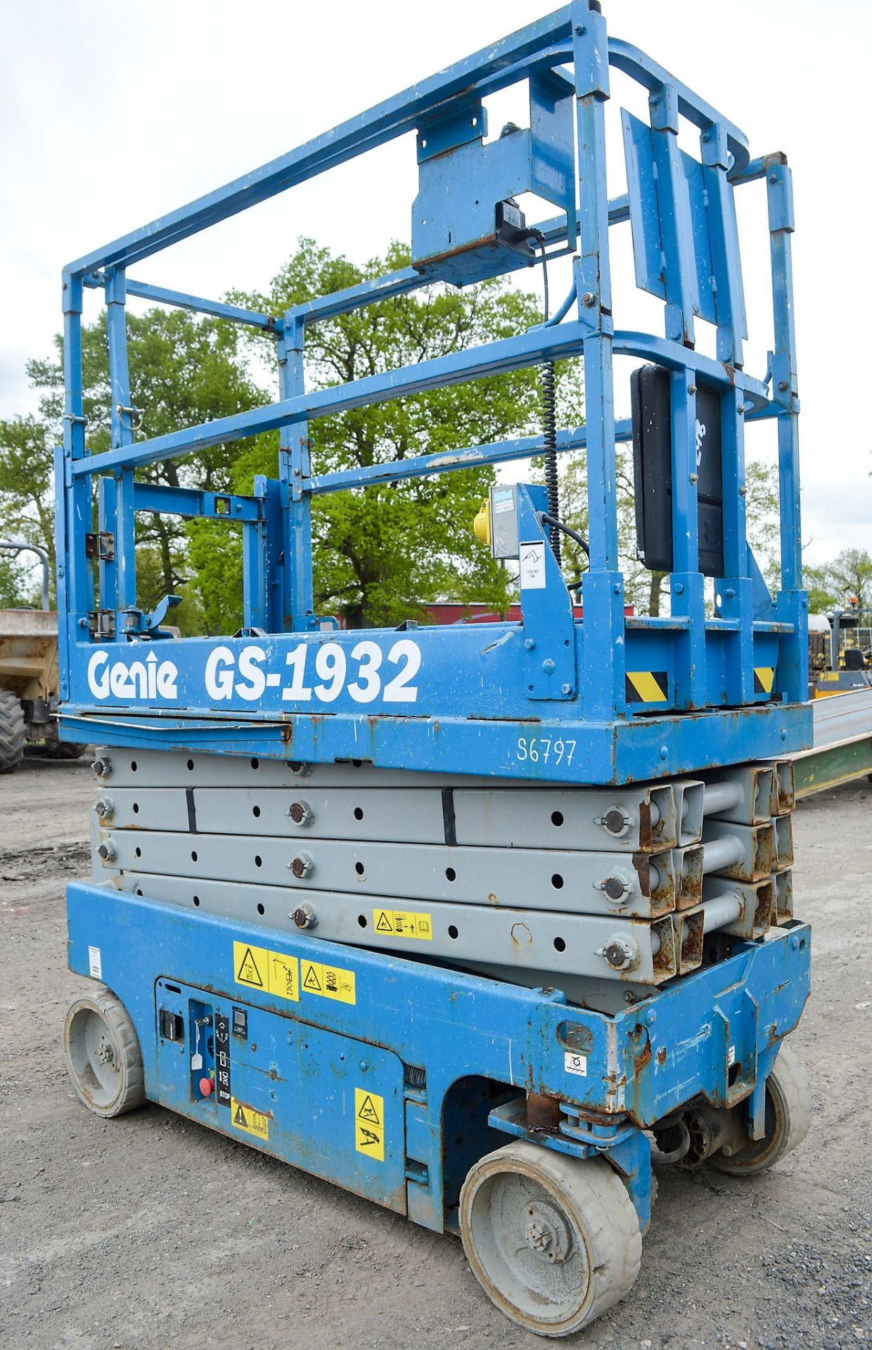 Genie GS1932 19ft battery electric scissor lift access platform Year: 2008 S/N: C286 Recorded Hours: - Image 2 of 4