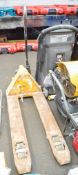 Hand hydraulic pallet truck SES0001117