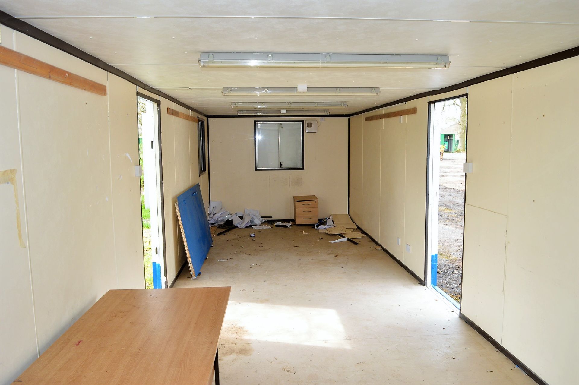 32 ft x 9 ft steel anti-vandal office site unit c/w keys ** 1 door not attached & 1 door - Bild 5 aus 6