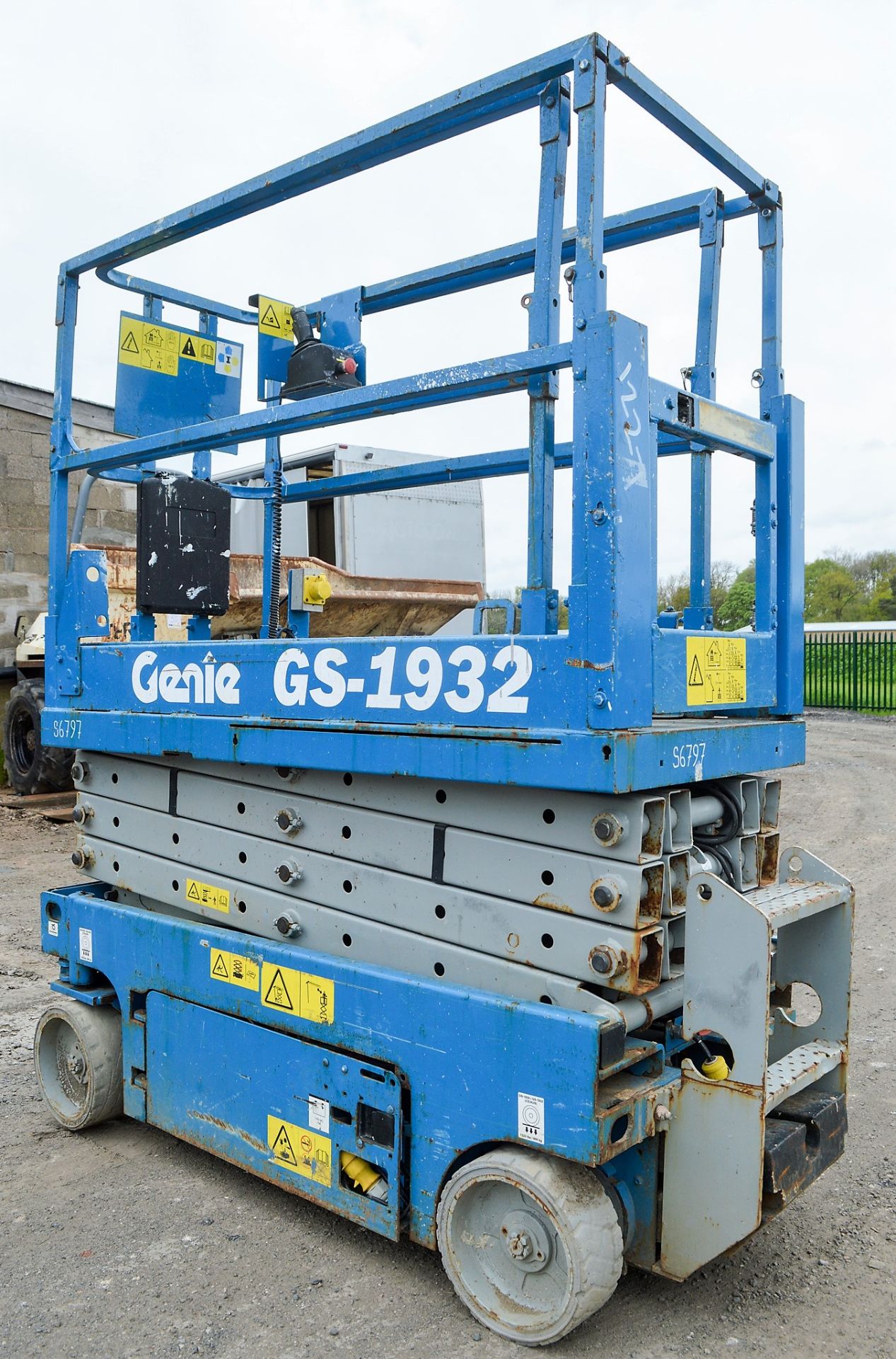 Genie GS1932 19ft battery electric scissor lift access platform Year: 2008 S/N: C286 Recorded Hours: - Image 3 of 4