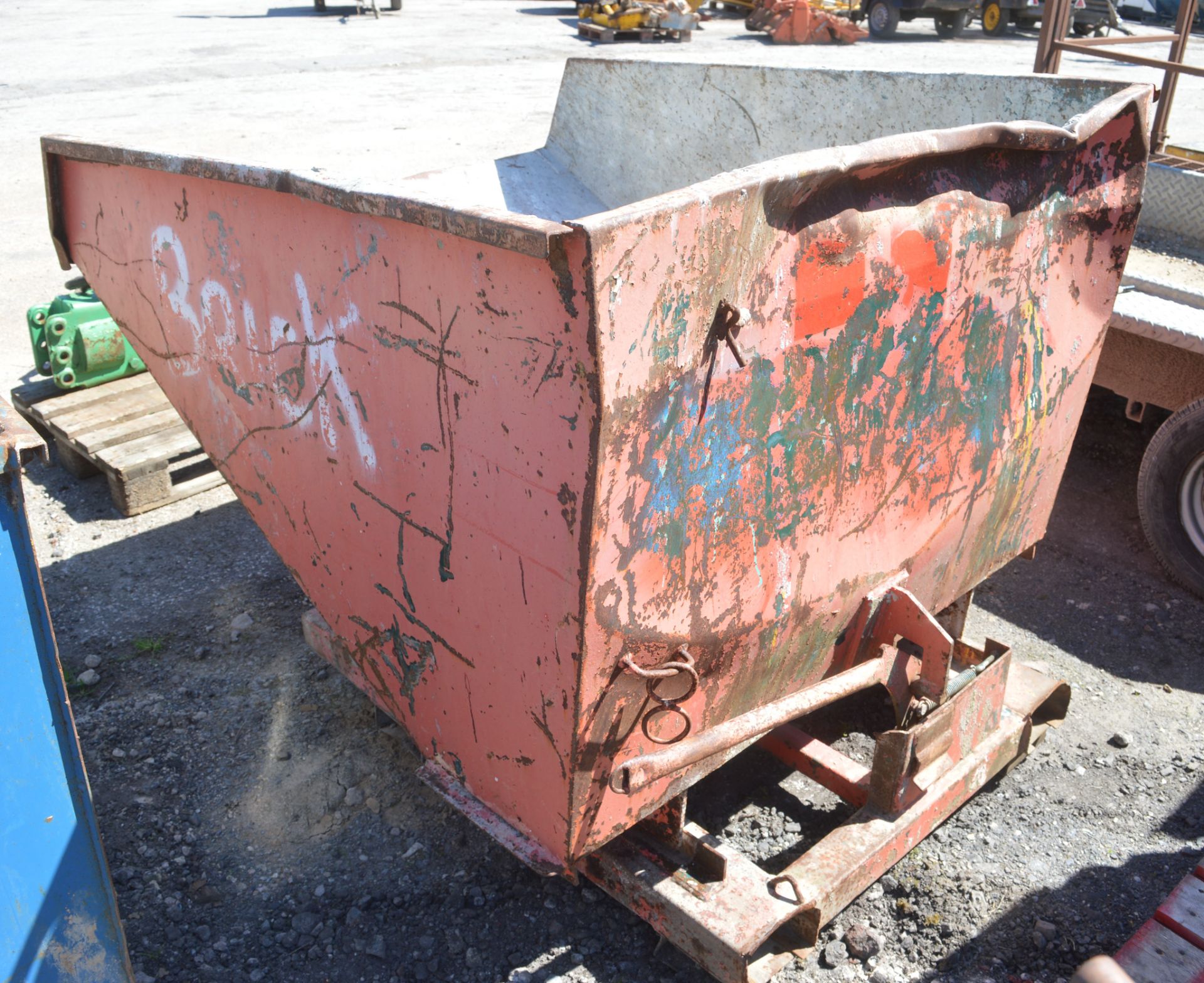 Fork lift tipping skip - Image 2 of 2