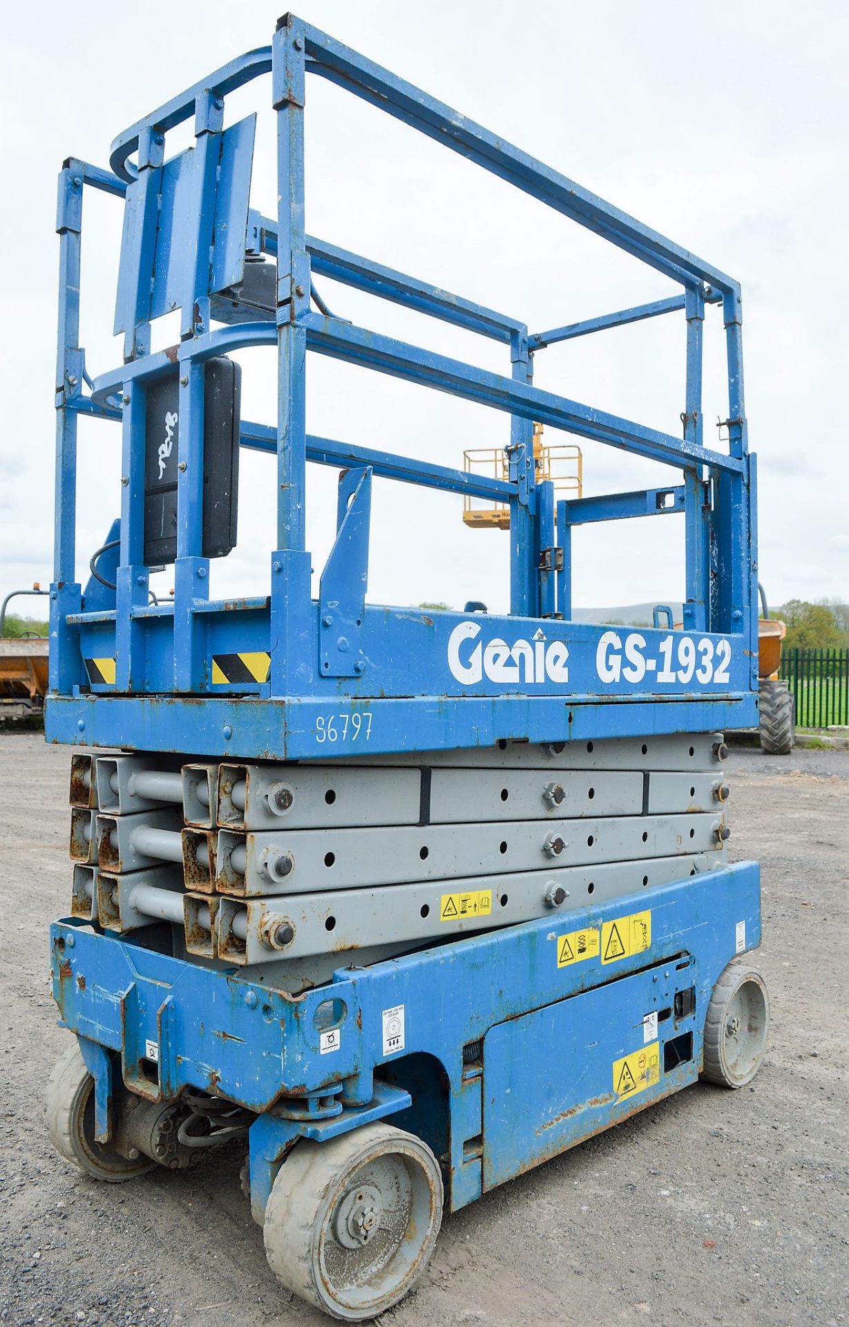 Genie GS1932 19ft battery electric scissor lift access platform Year: 2008 S/N: C286 Recorded Hours: