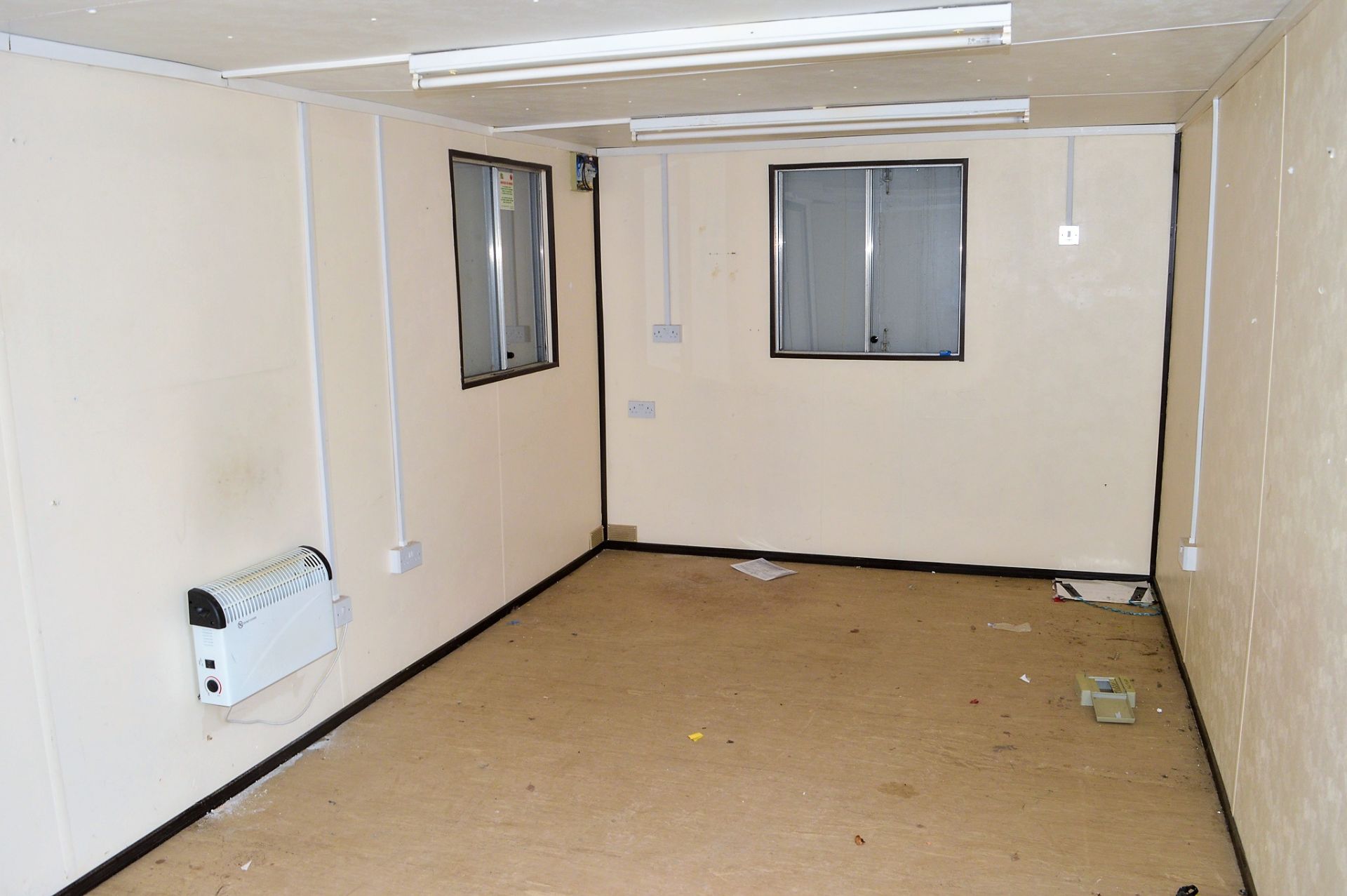 32 ft x 9 ft steel anti-vandal office site unit comprising of: 2 office rooms c/w keys A409648 - Bild 5 aus 6