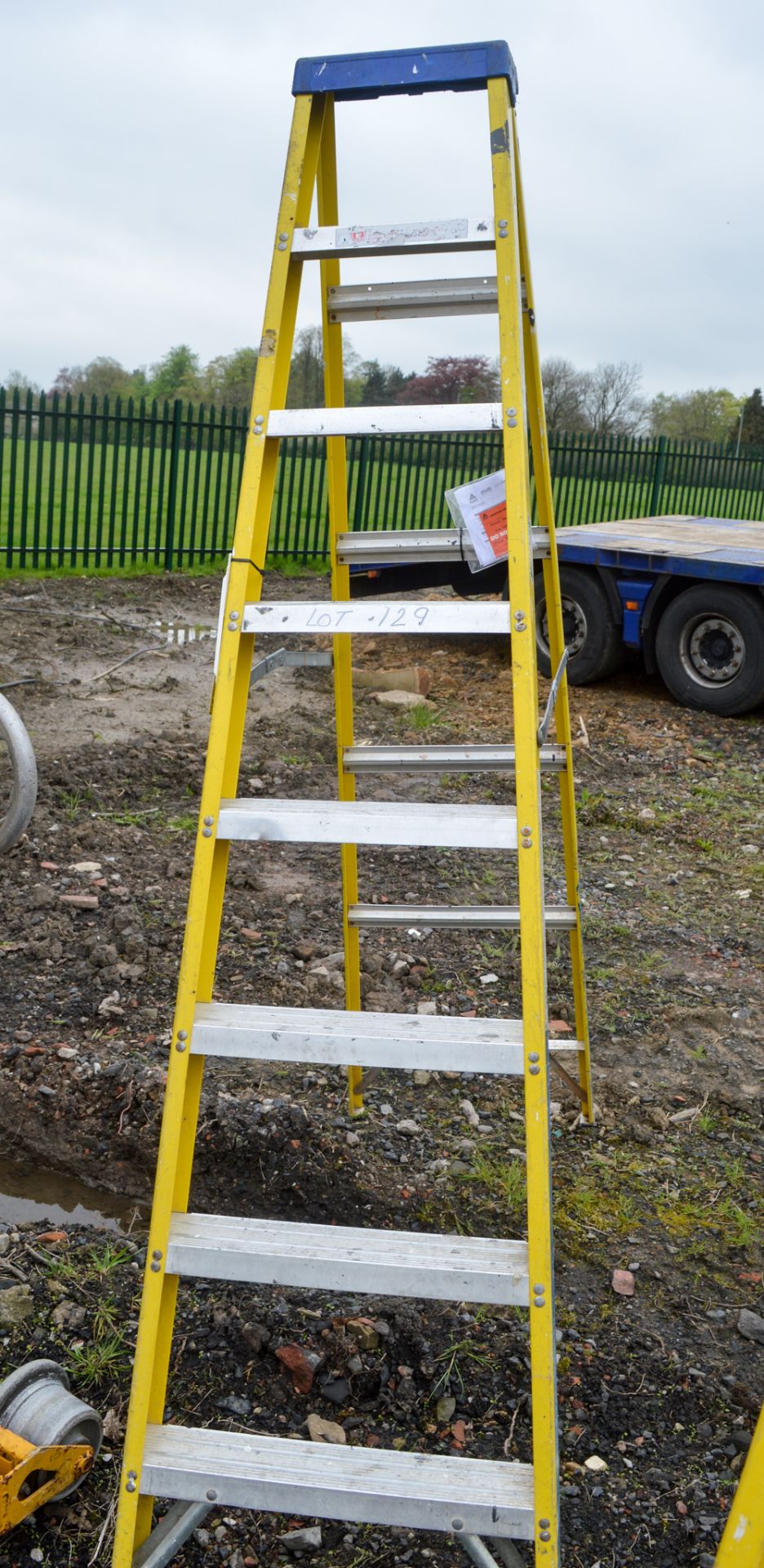 Fibre glass 8 tread step ladder 8082H