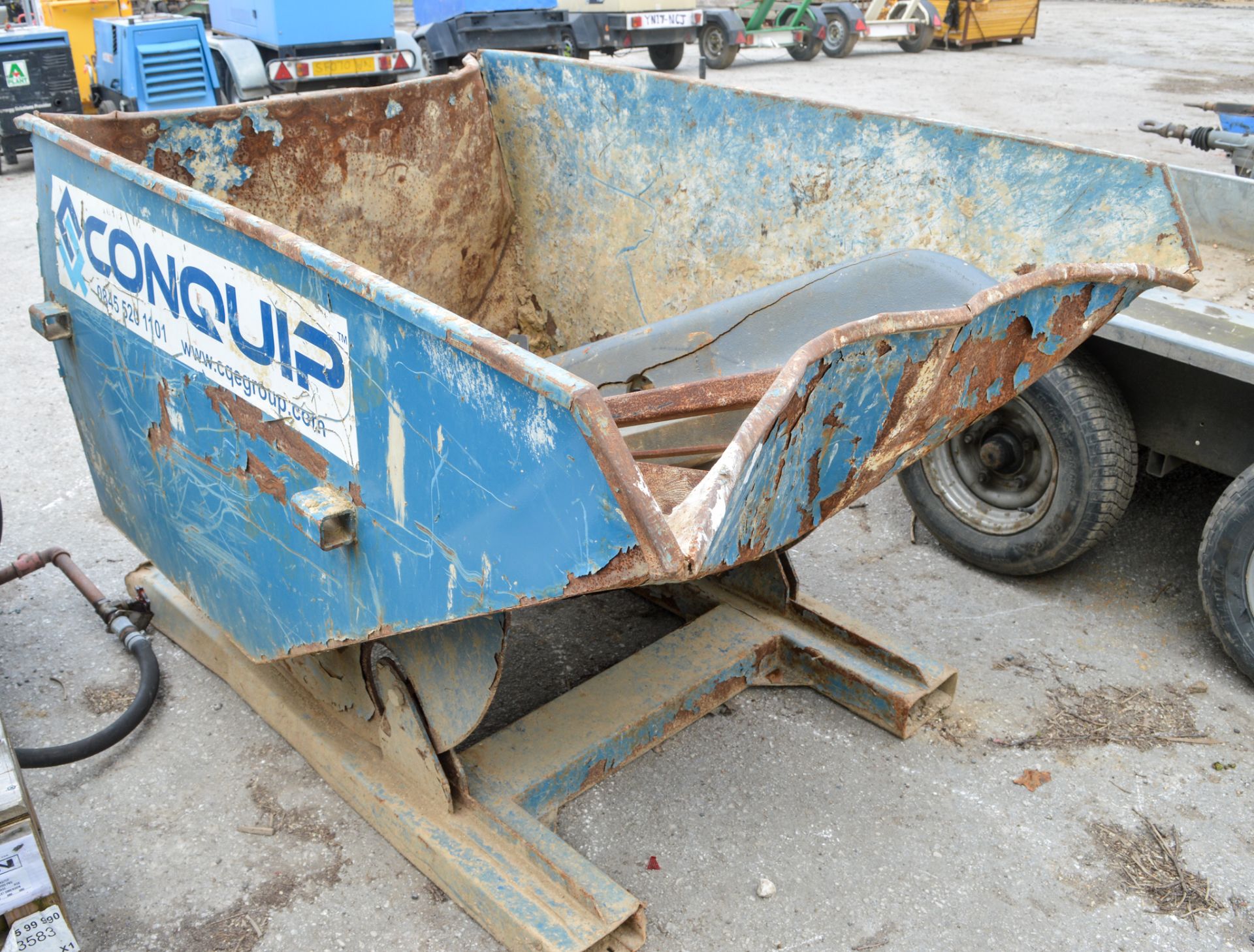 Fork lift tipping skip