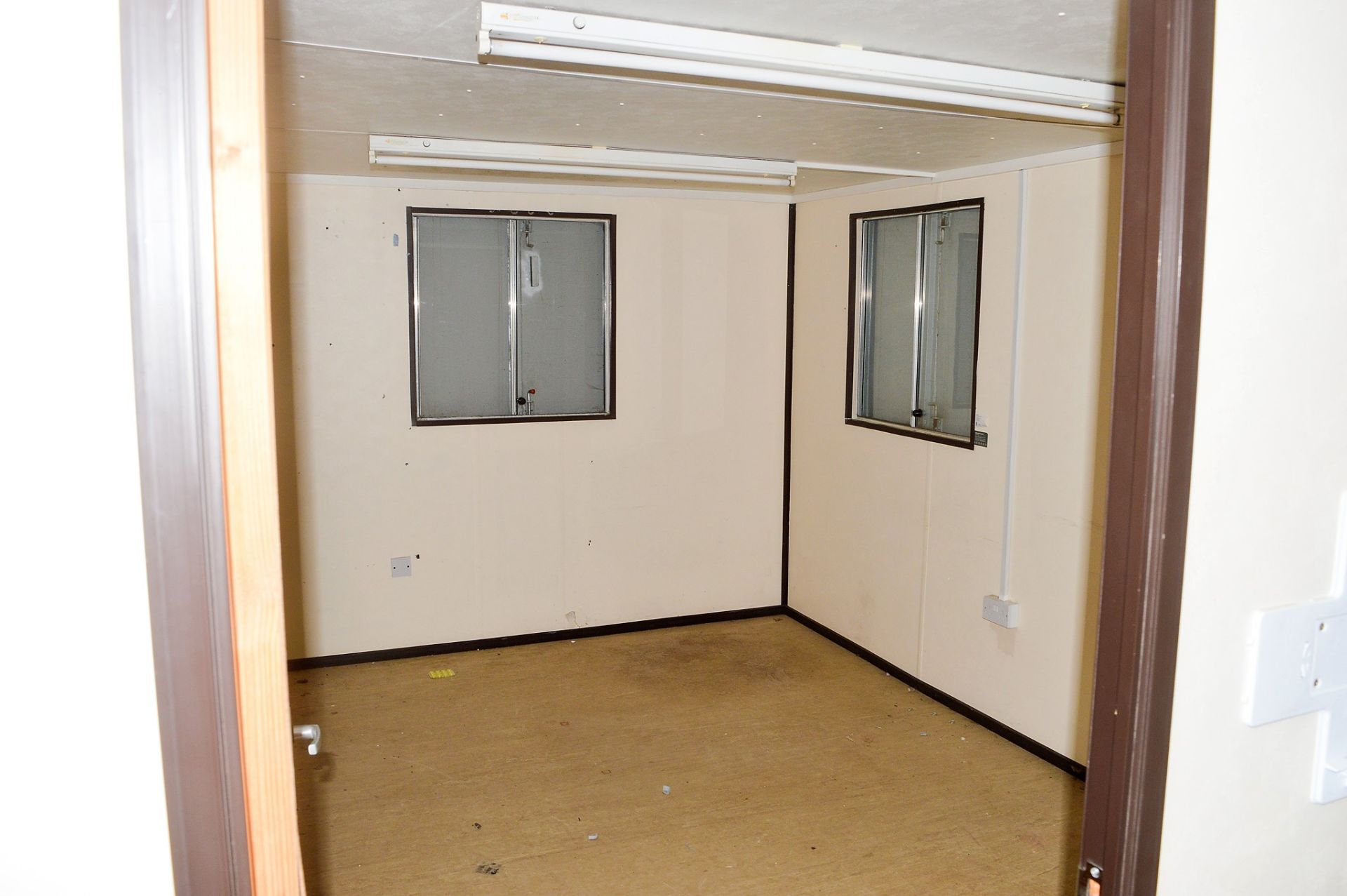 32 ft x 9 ft steel anti-vandal office site unit comprising of: 2 office rooms c/w keys A409648 - Bild 6 aus 6