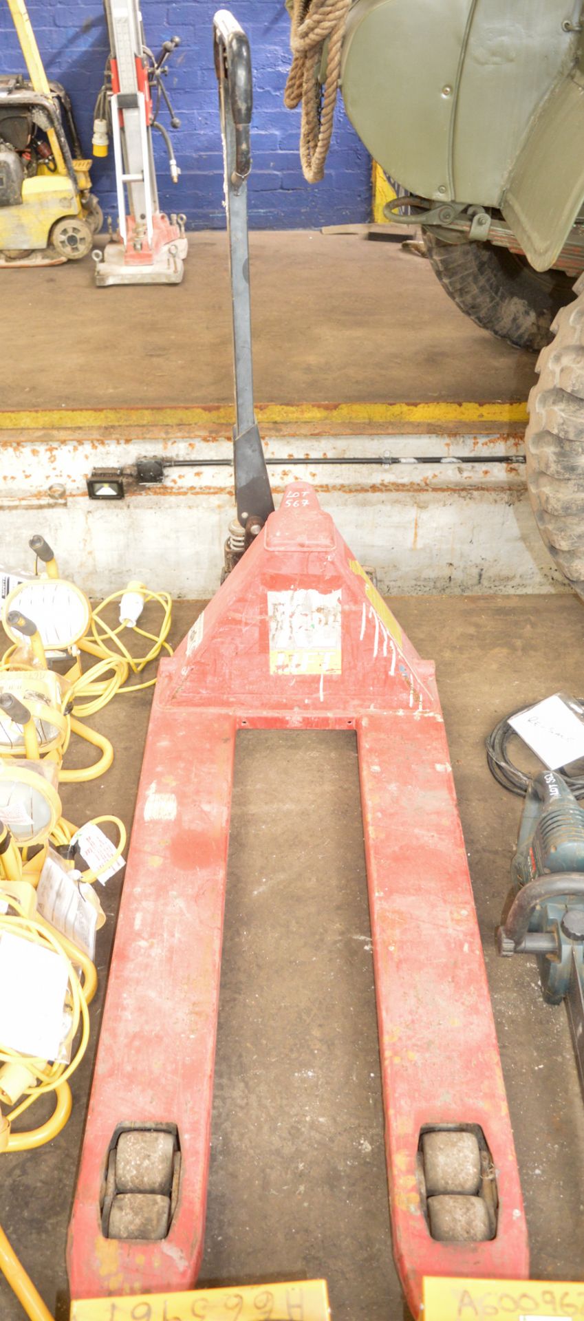 Hand hydraulic pallet truck A559860