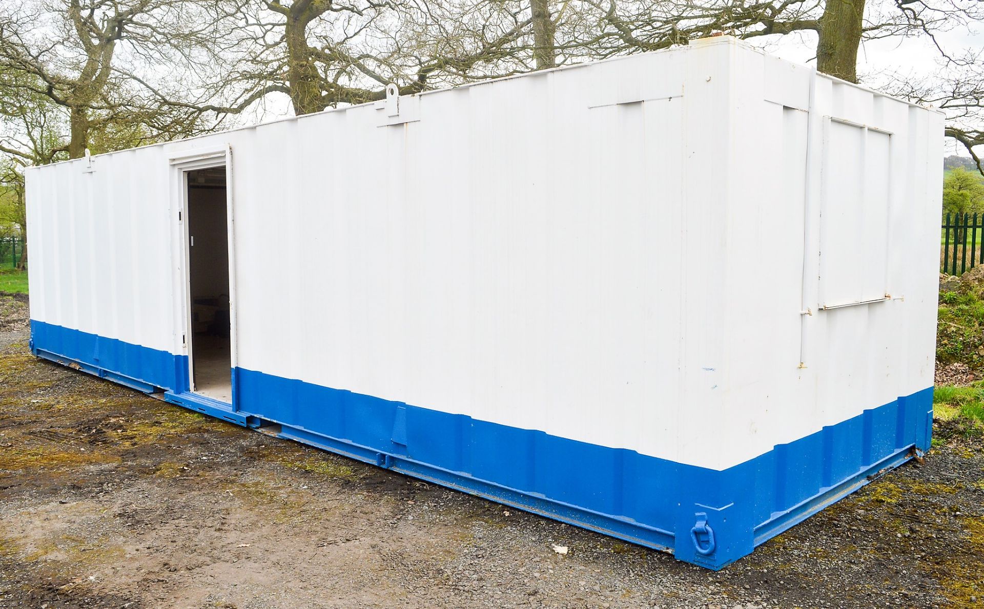 32 ft x 9 ft steel anti-vandal office site unit c/w keys ** 1 door not attached & 1 door - Bild 2 aus 6