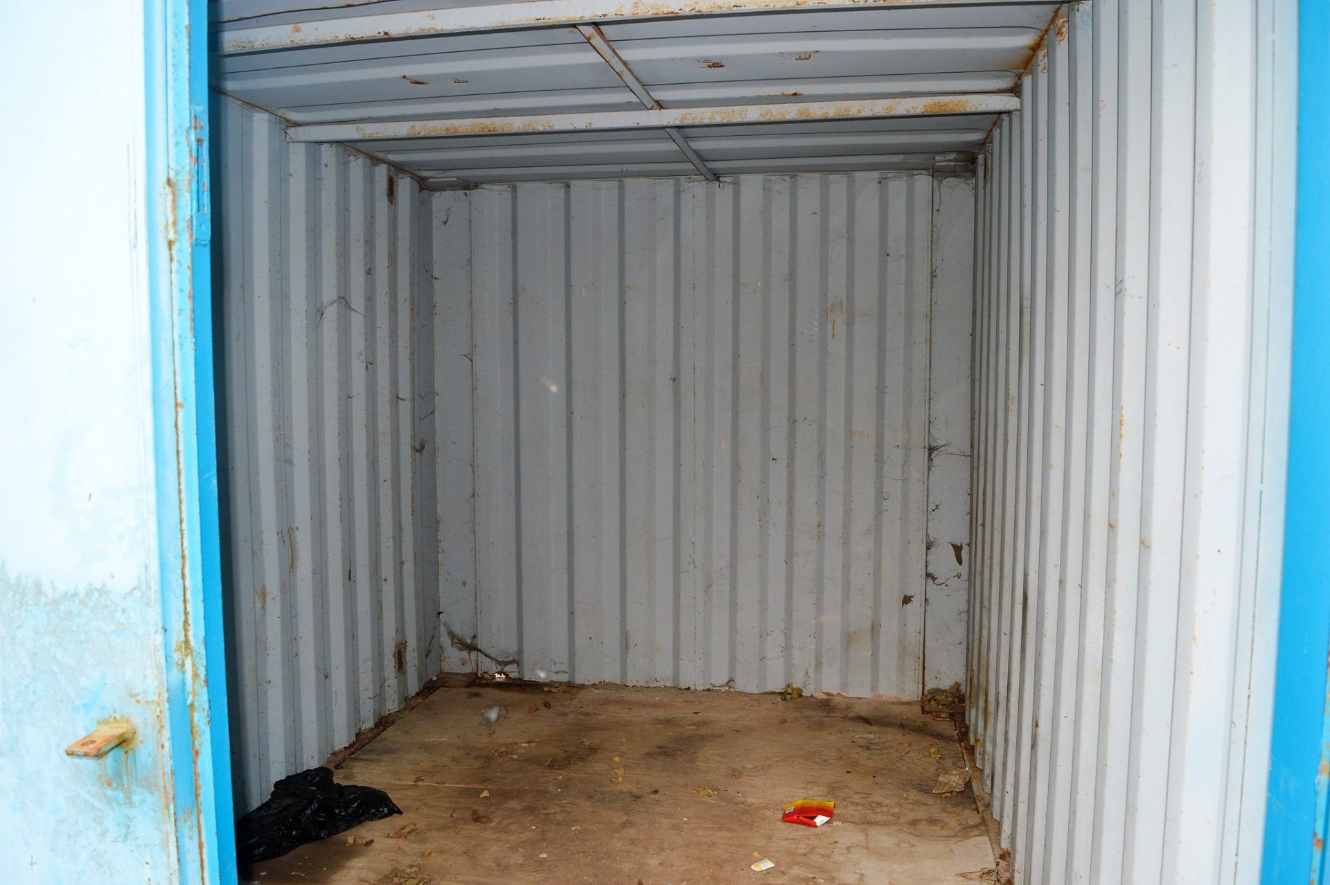 10 ft x 9 ft steel store site unit ** no keys padlock type door ** BUCON 386 - Image 5 of 5