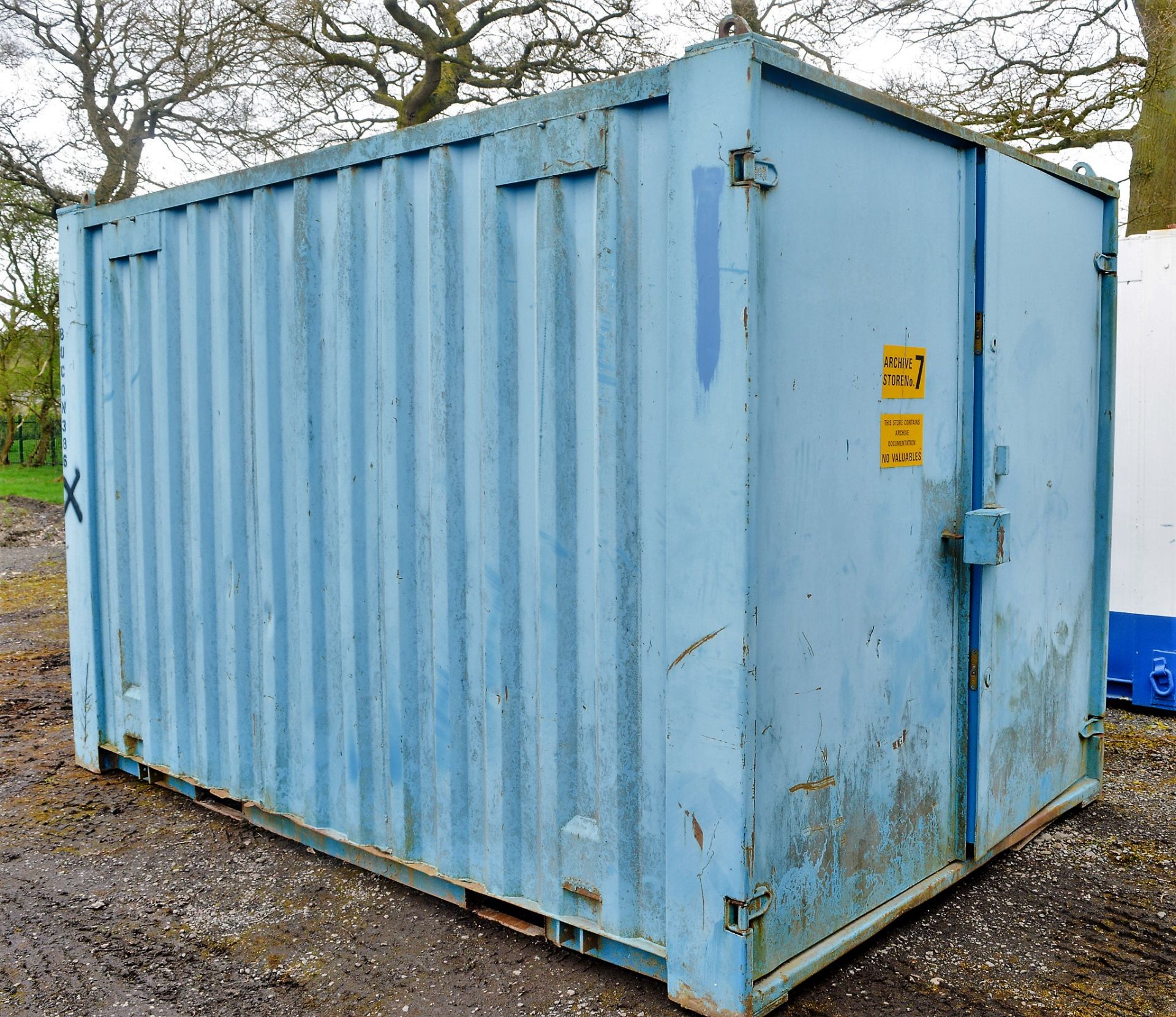 10 ft x 9 ft steel store site unit ** no keys padlock type door ** BUCON 386 - Image 4 of 5