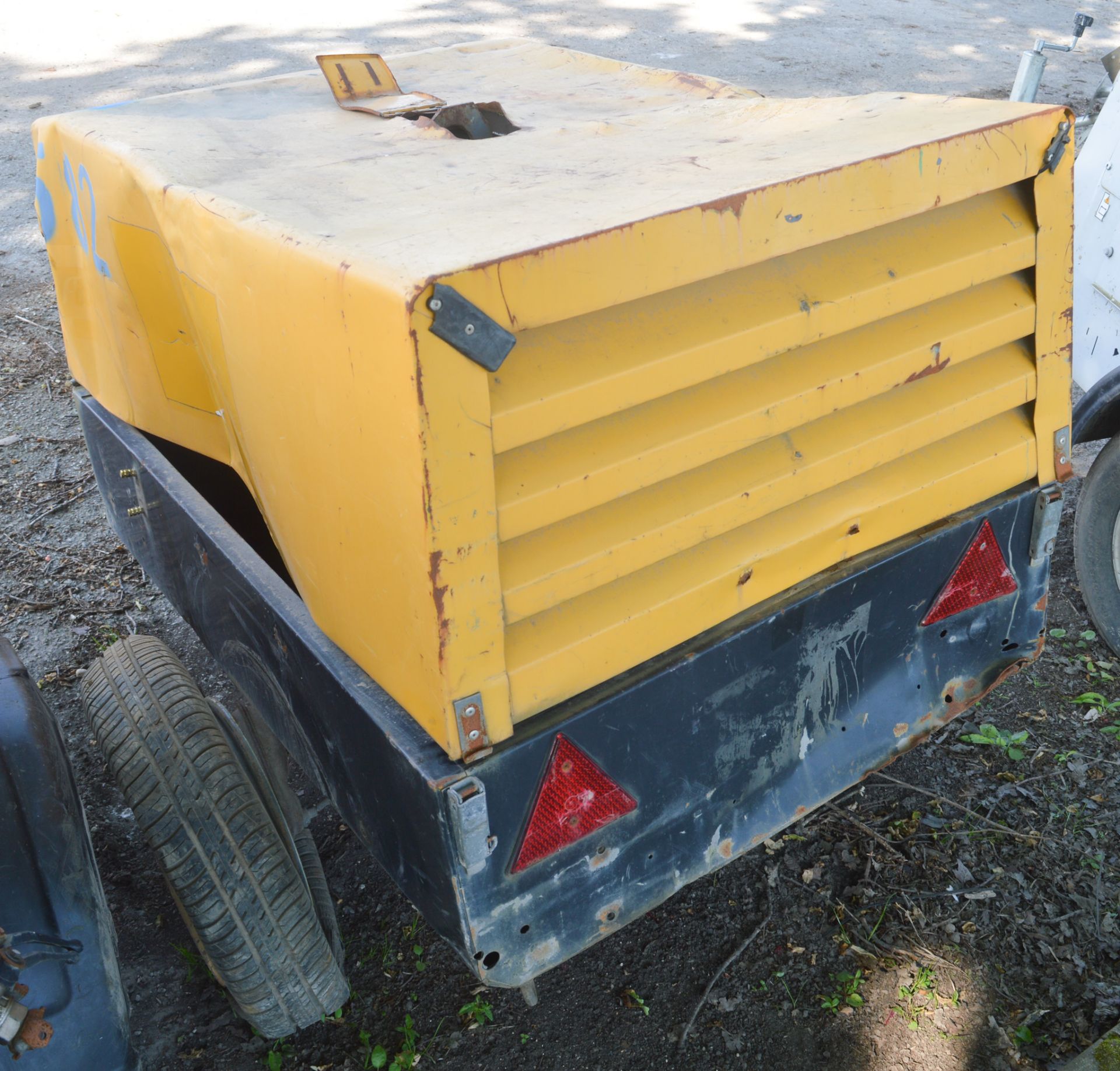 Atlas Copco diesel driven fast tow air compressor Recorded hours: 964 582 - Image 2 of 3