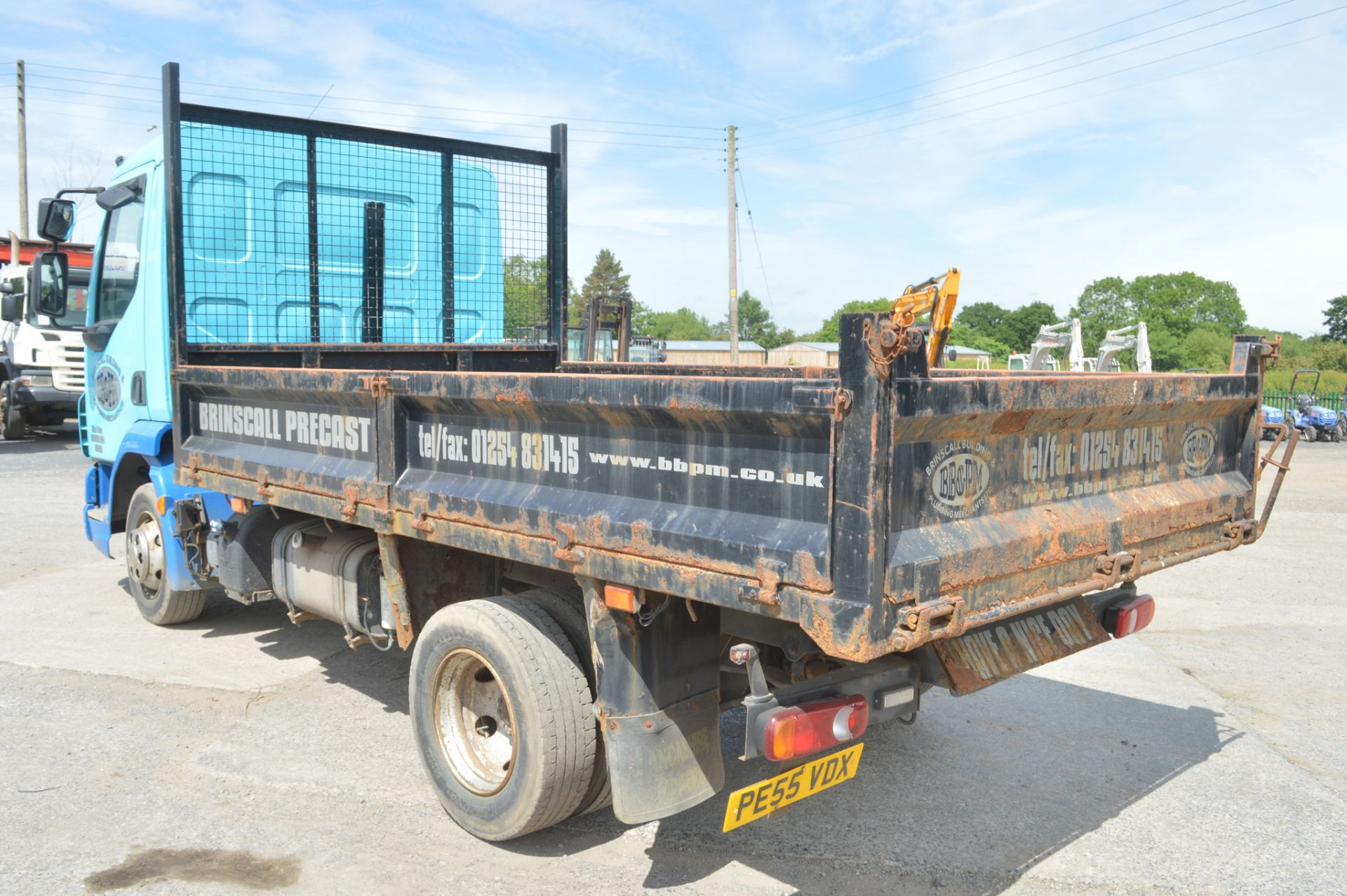 DAF LF 7.5 tonne 4x2 tipper lorry Registration number: PE55 VDX DOR: 21/11/ - Image 5 of 10