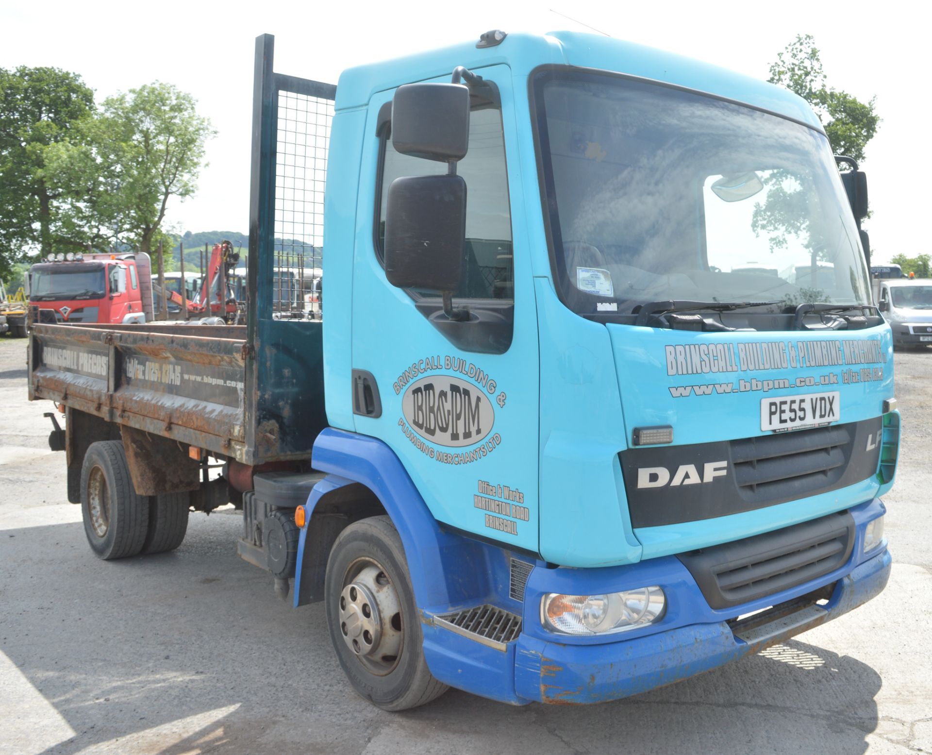 DAF LF 7.5 tonne 4x2 tipper lorry Registration number: PE55 VDX DOR: 21/11/ - Image 2 of 10