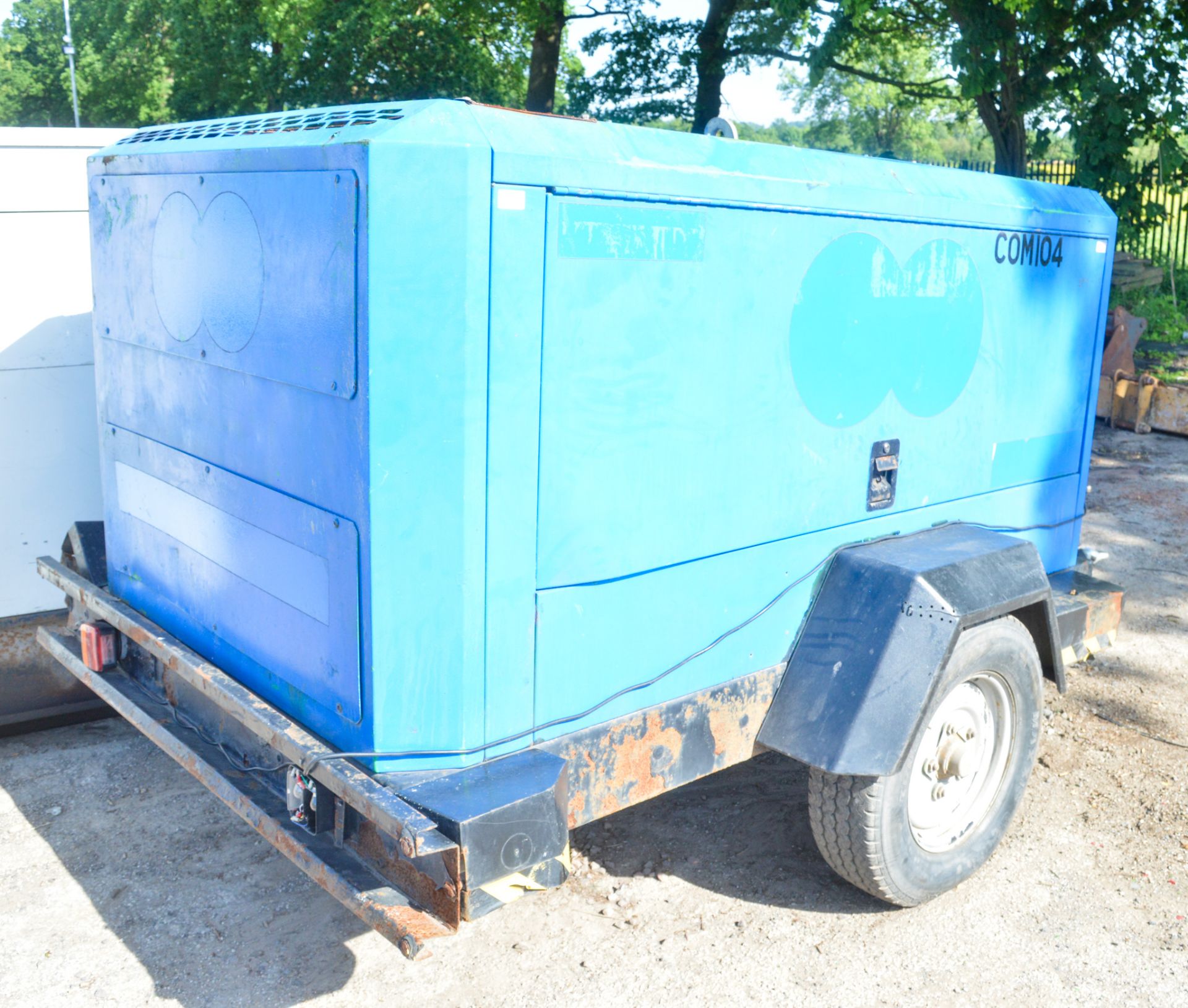 Ingersol Rand 7120 diesel driven fast tow mobile air compressor Year: 2008 S/N: 658682 Recorded - Image 2 of 3