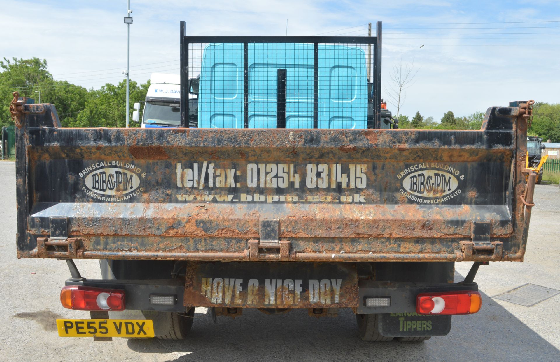 DAF LF 7.5 tonne 4x2 tipper lorry Registration number: PE55 VDX DOR: 21/11/ - Image 4 of 10